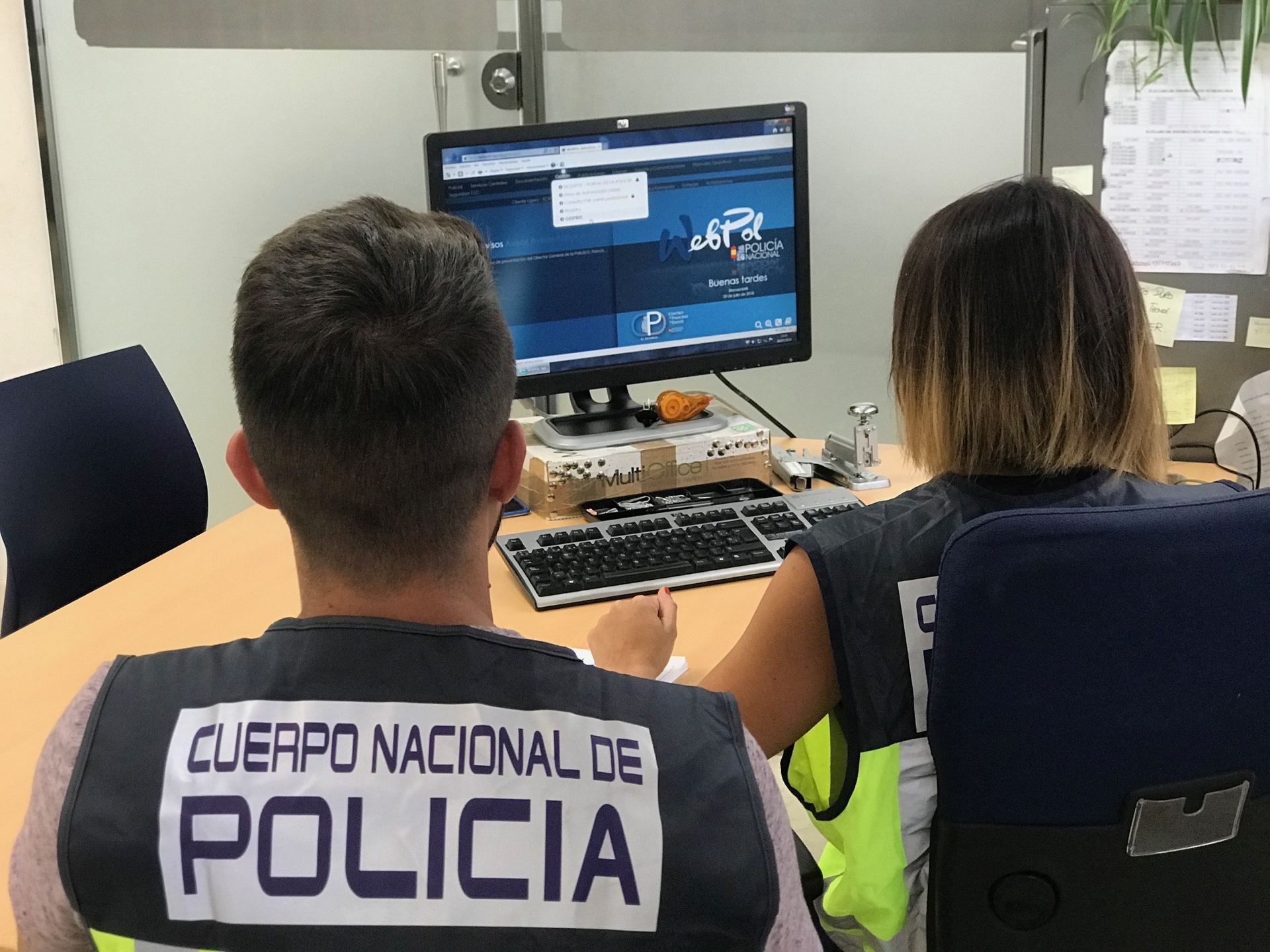 Imagen de archivo de dos agentes de la Policía Nacional realizando una investigación.