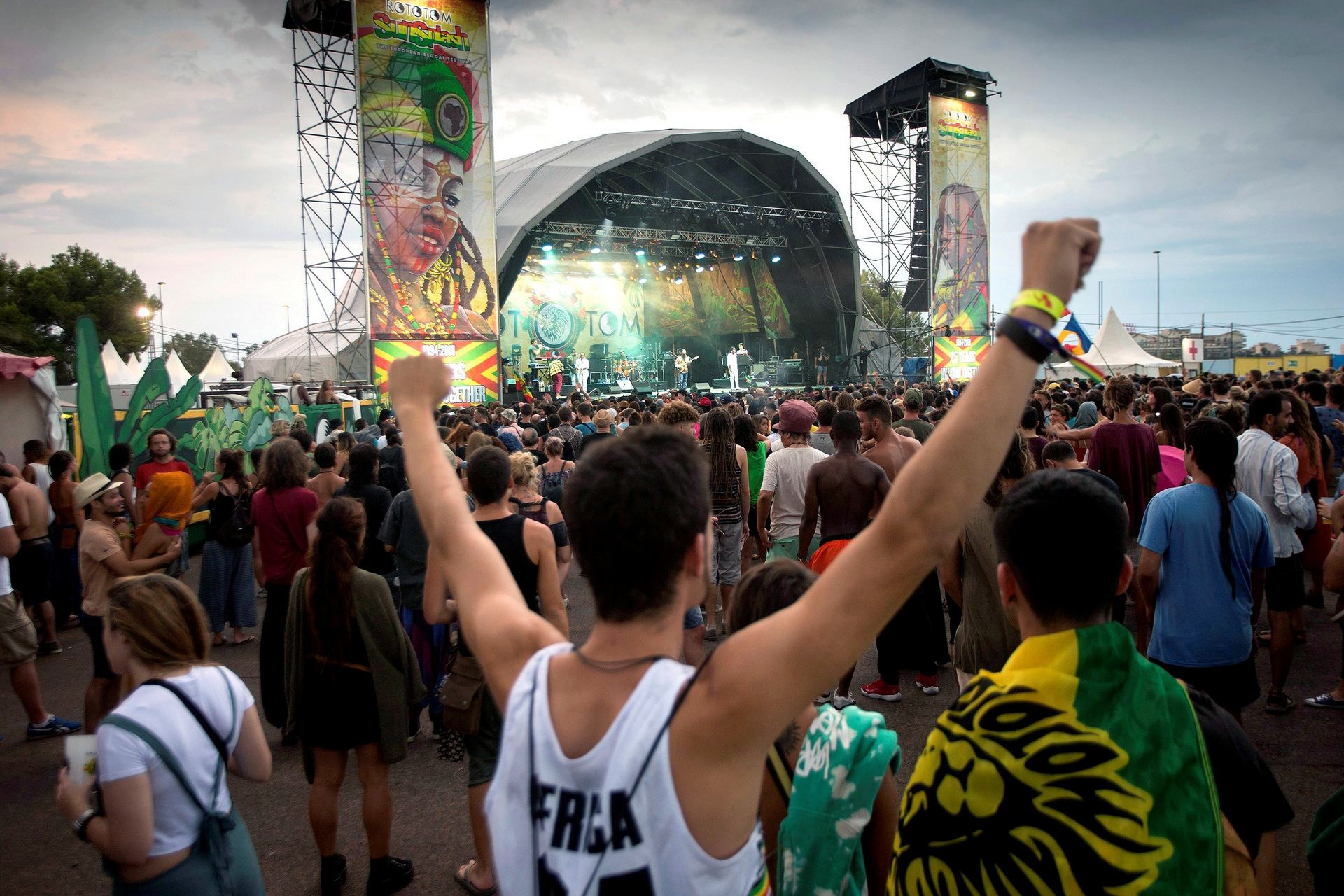 Asistentes al concierto de Groundation dentro del festival Rototom Sunsplash ayer en Benicàssim.