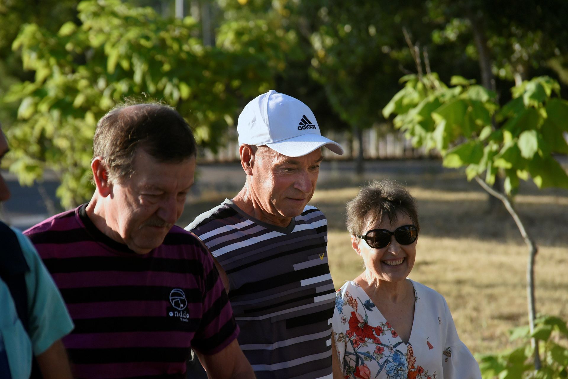 El exdirigente de ETA Santi Potros (c), a su salida de la prisión salmantina de Topas acompañado de unos familiares que le esperaban para trasladarle a Lasarte.