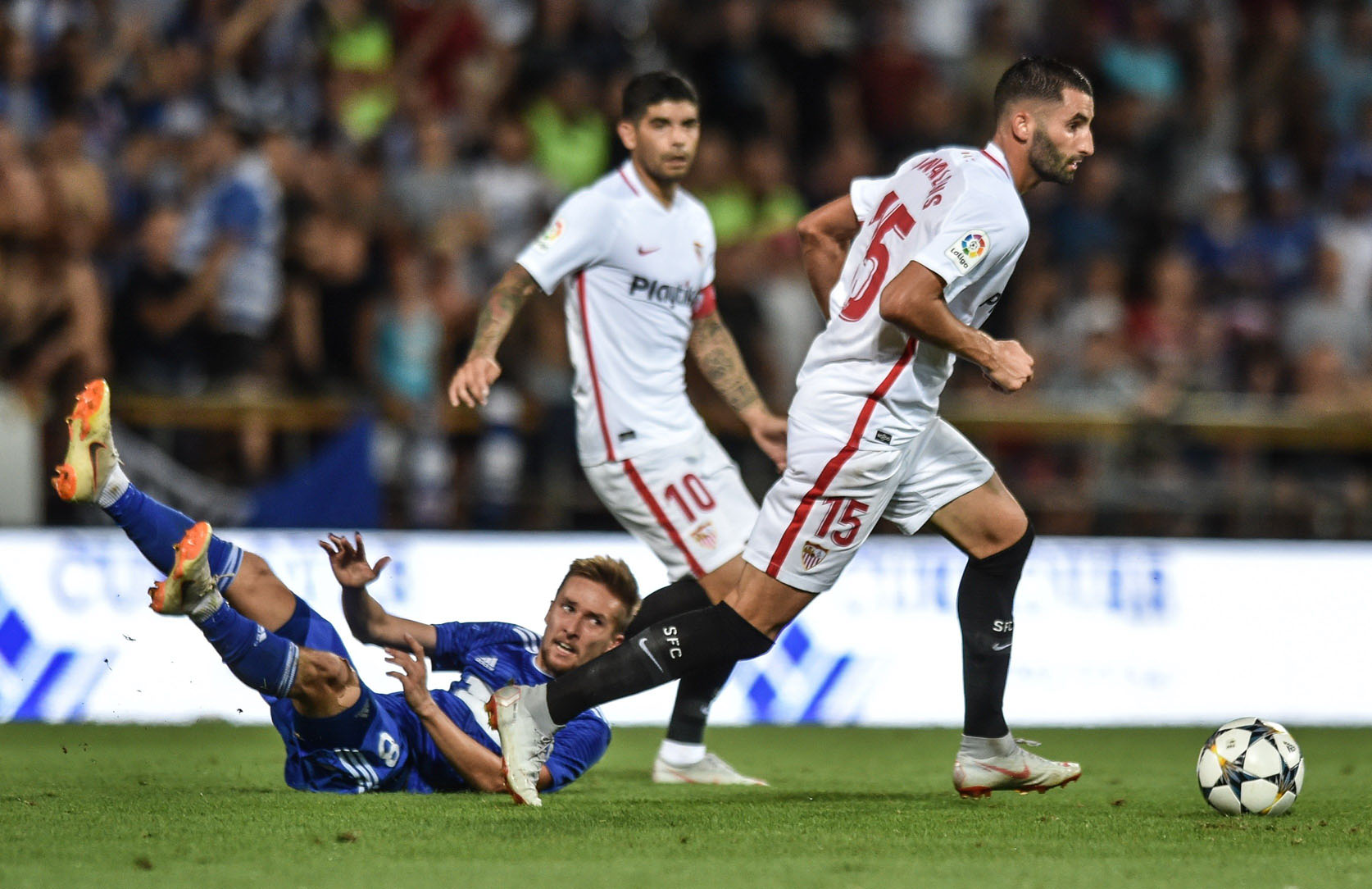 Gonalons controla el balón durante el partido de ida.