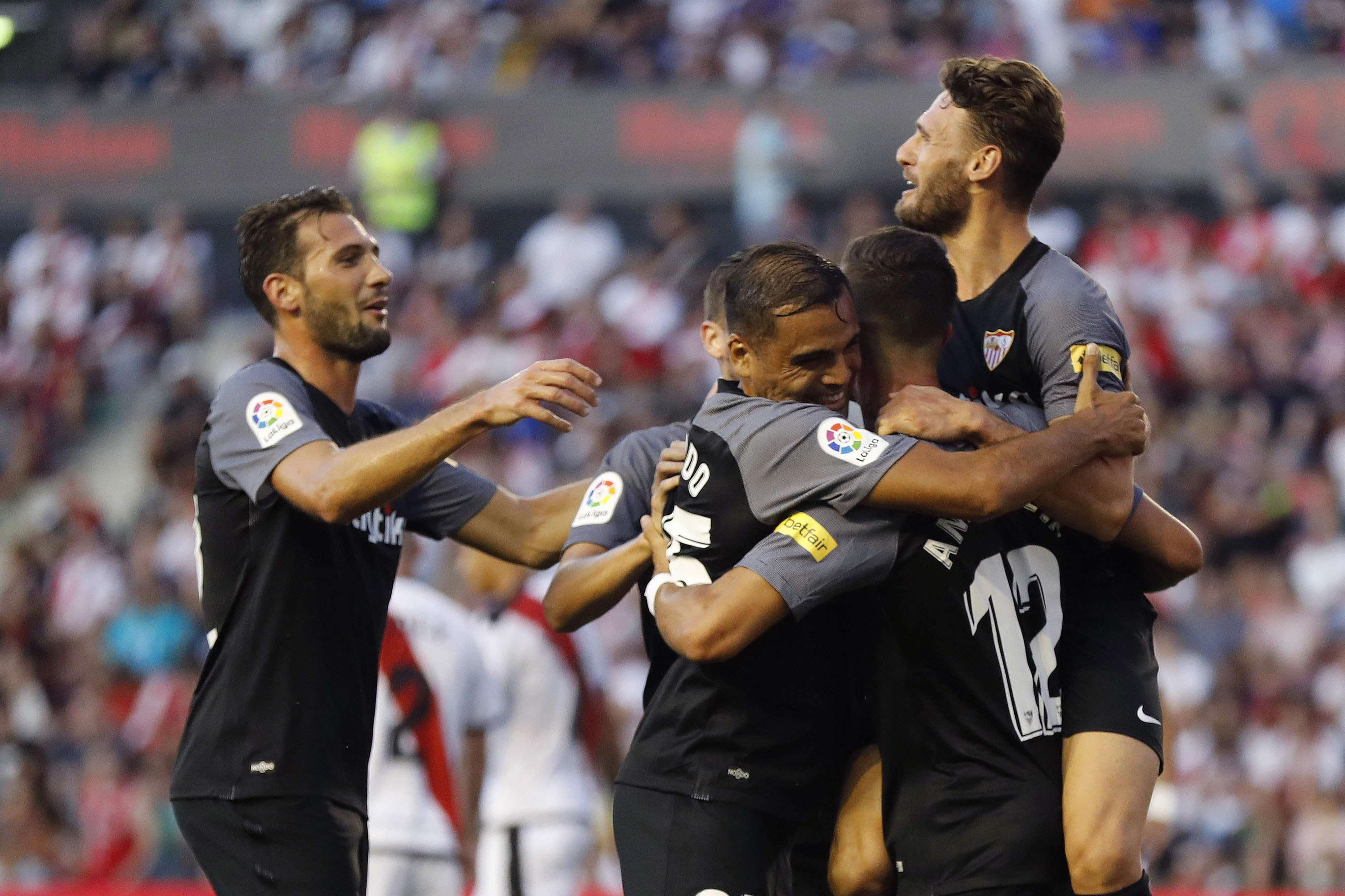 Los jugadores del Sevilla celebran un gol ante el Rayo Vallecano.