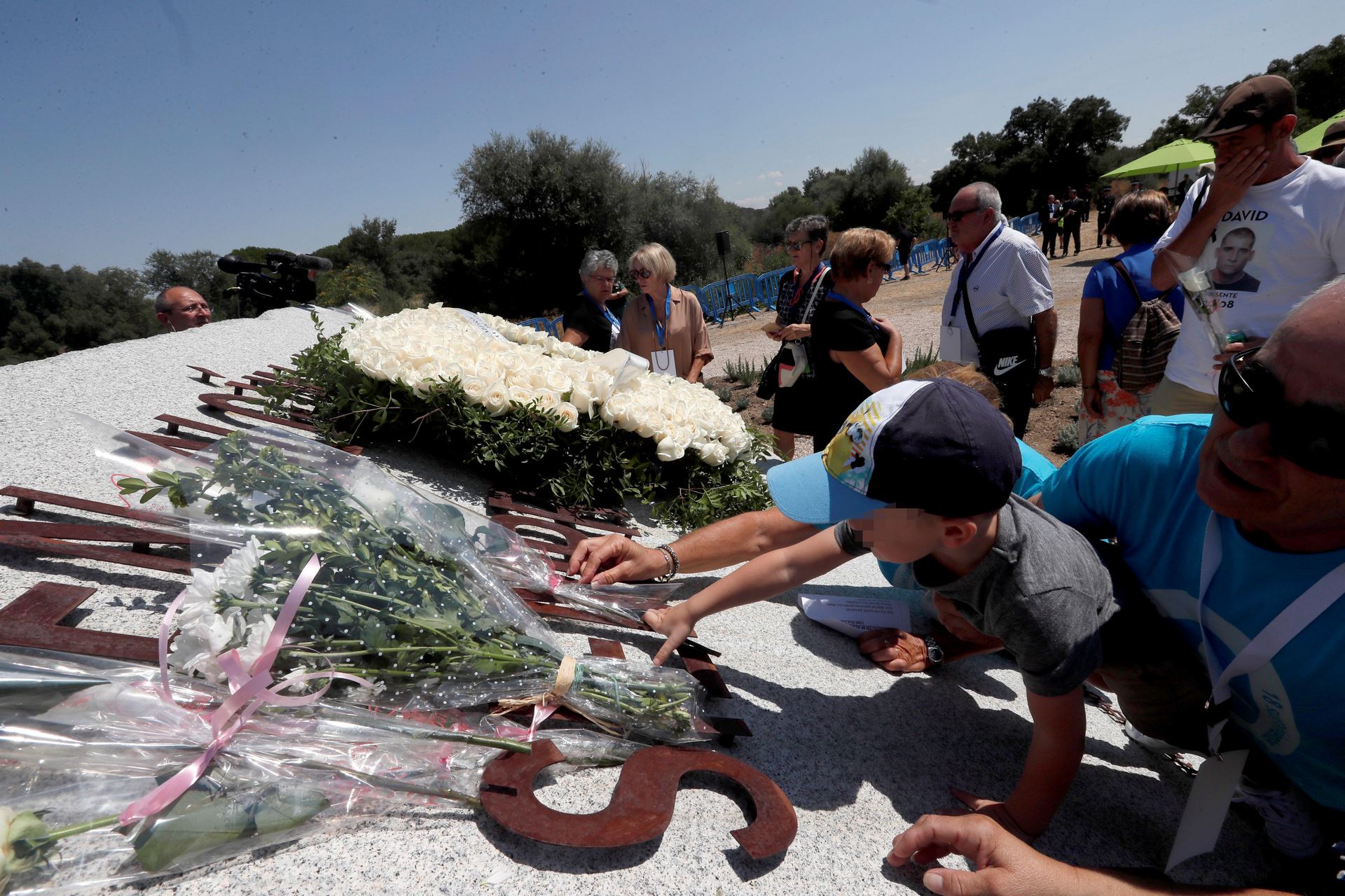 Familiares depositan ofrendas florales en homenaje a las víctimas del accidente aéreo del vuelo JK5022 de Spanair.