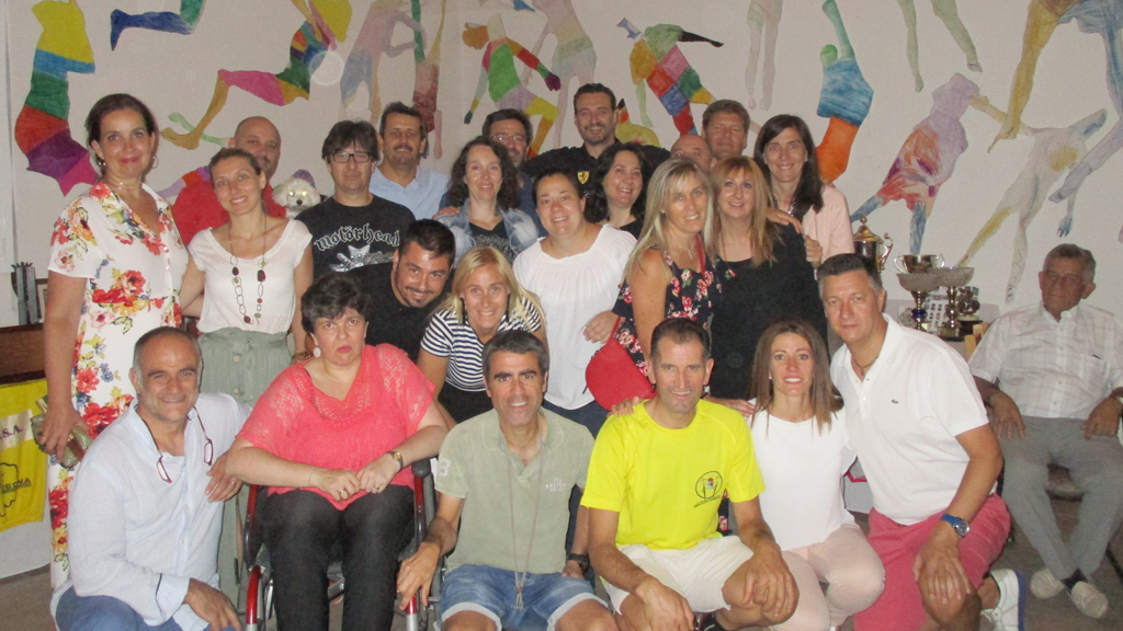 Joaquín Migueláñez, en el centro (camiseta amarilla), junto a su familia, amigos y vecinos de Villovela. / lourdes matarranz