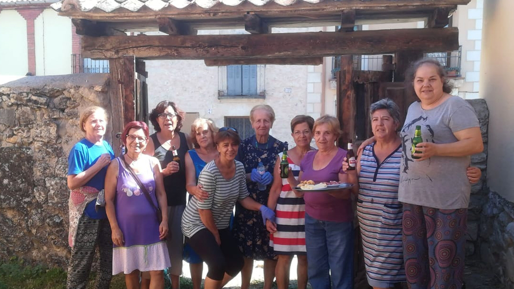 Una década de hacenderas en Sigueruelo 1 Hombres y mujeres han trabajado en la construcción de un muro y en las labores de pintado de la sede de la asociación vecinal. / david ruipérez