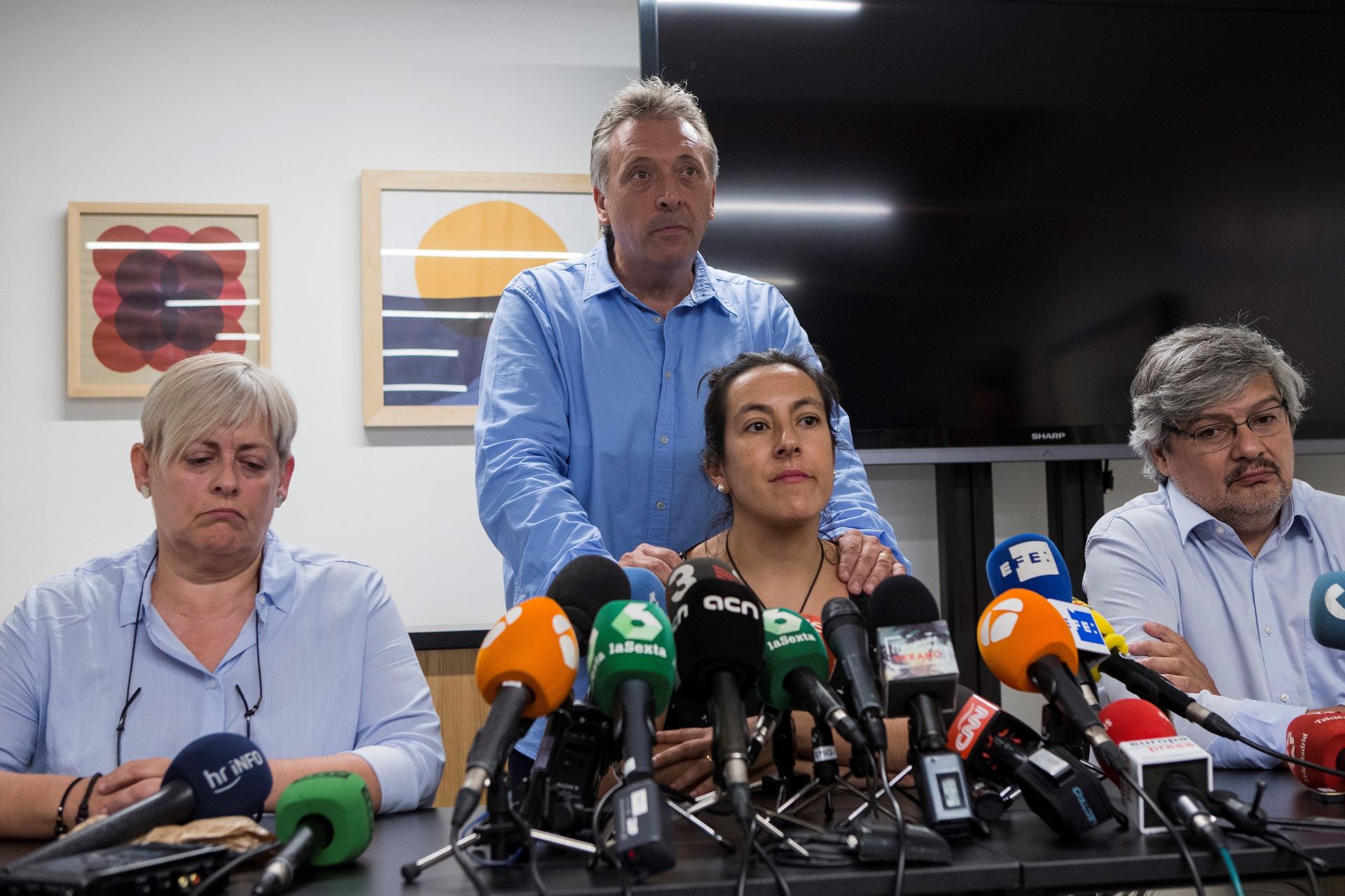 El asesor de la Uavat, Roberto Manrique (de pie), junto a las victimas Nuria Figueras, Anna Cortés y Rubén Guiñazu (i a d).