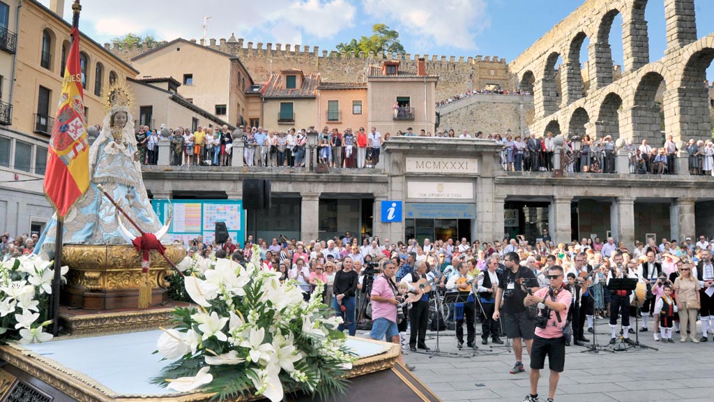 La virgen, a su llegada al Azuguejo./ KAMARERO