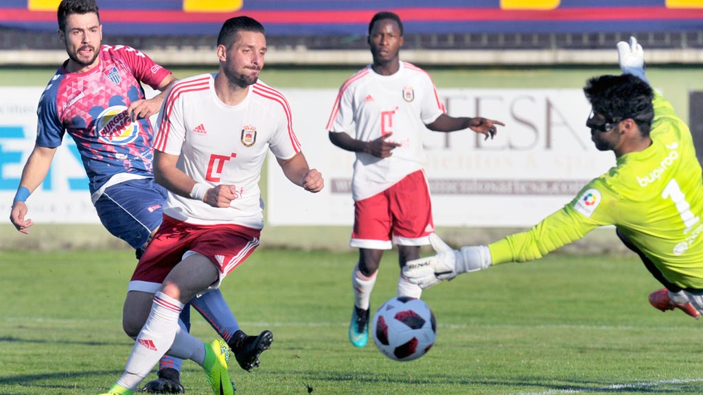 Mika lanza sobre la portería del Real Ávila, en la acción más clara para marcar que tuvo la Segoviana en la primera parte. / KAMARERO