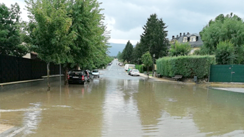 El agua cubrió el acceso a Robledo en muy poco tiempo. / el adelantado