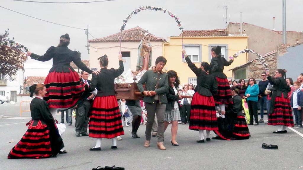 Las jóvenes de Tabanera del Monte bailan durante la procesión