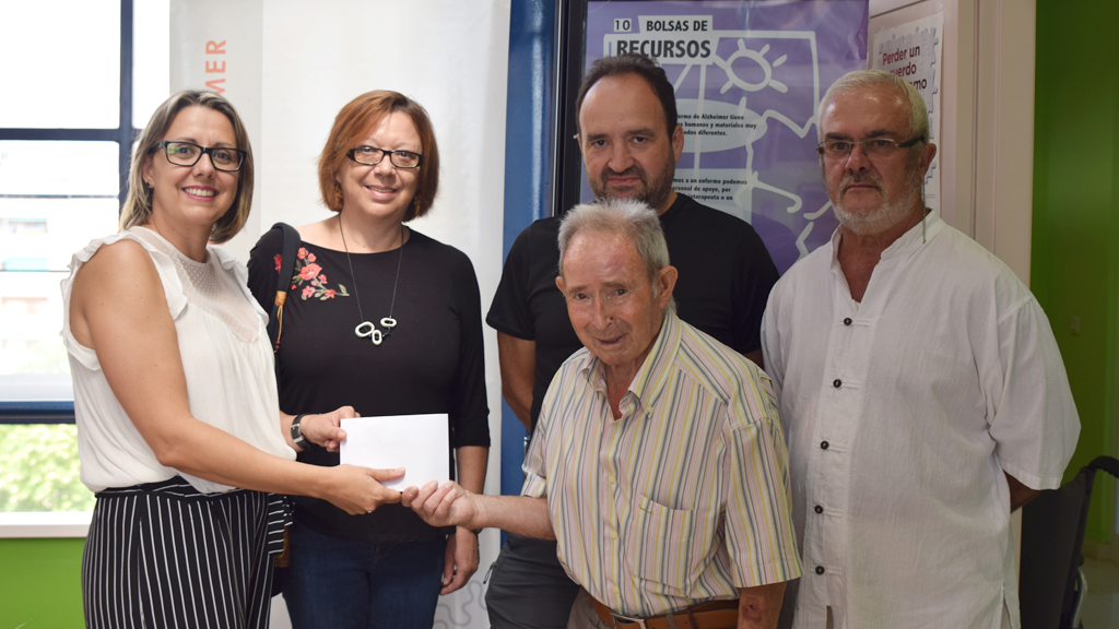 Pajares de Pedraza se solidariza con los enfermos de Alzheimer 1 La entrega de la recaudación se realizó en el Centro de Día de La Albuera. / rocío pardos