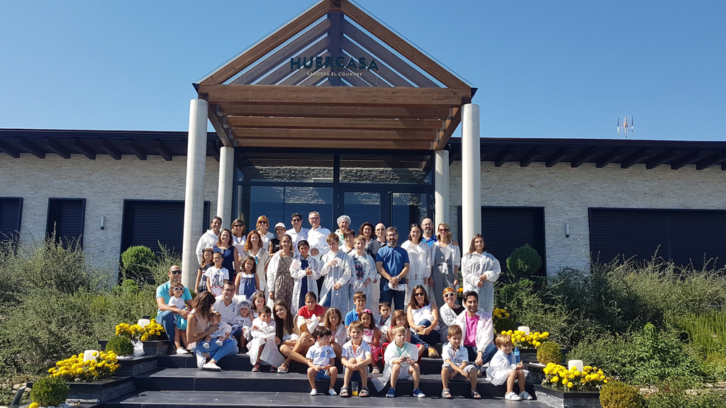 Los niños posaron en la foto de familia al final de la visita. / el adelantado