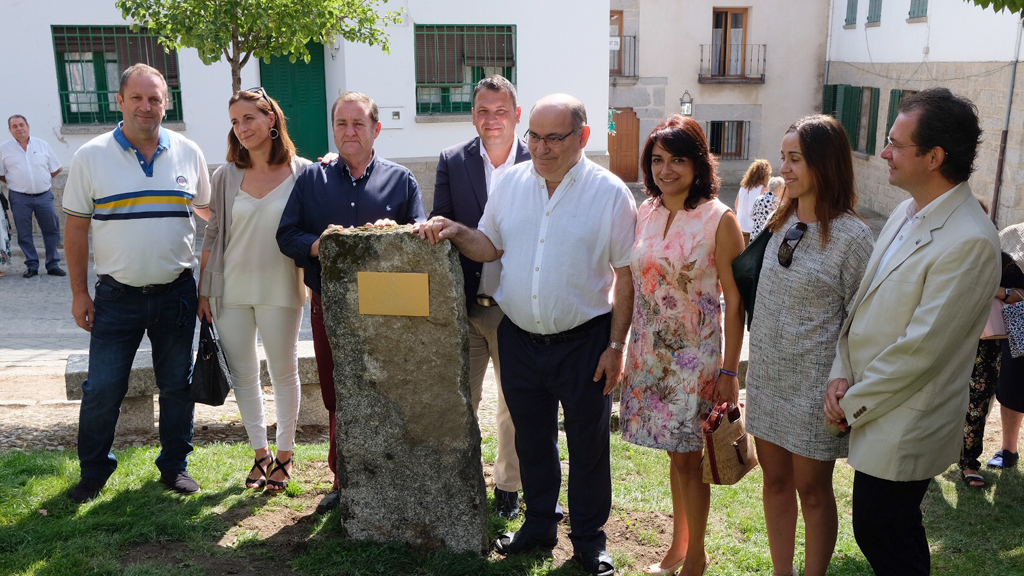 La corporación municipal sorprendió a Valentín con un monolito en la Plaza del Caño del Cura. / JOSÉ REDONDO