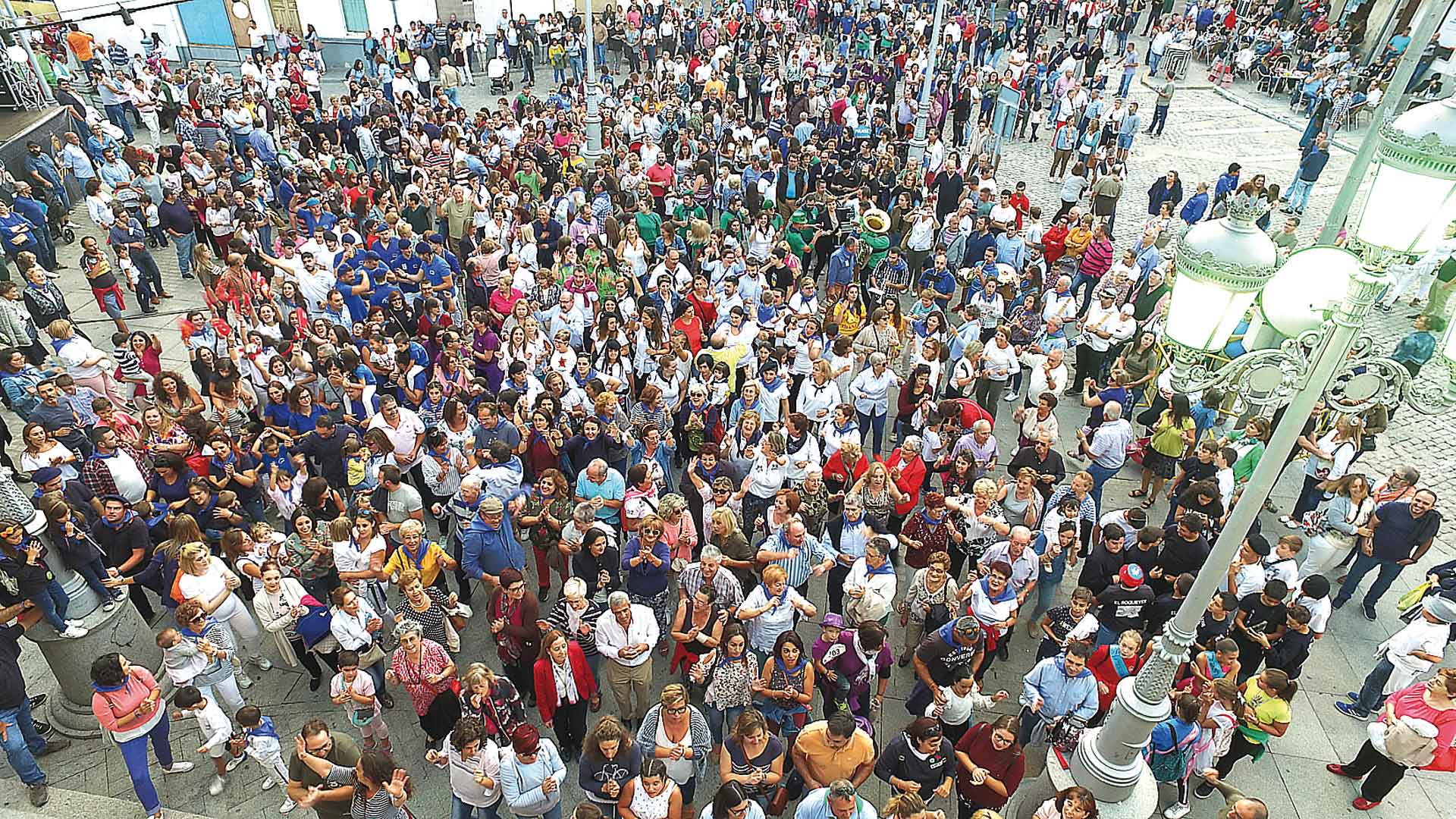 La Respingona más grande 1 Los espinariegos llenaron la Plaza de la Constitución para bailar La Respingona. / josé redondo