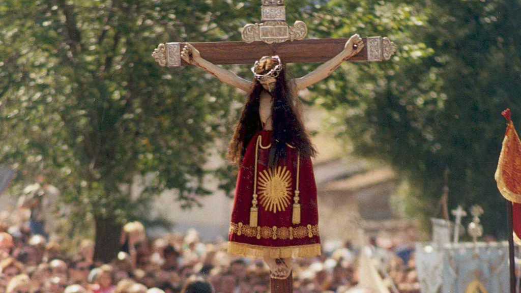 La Cofradía del Cristo del Caloco de El Espinar celebra su 400 aniversario 1 Imagen del Cristo del Caloco, en una procesión. / JAVIER DORREGO