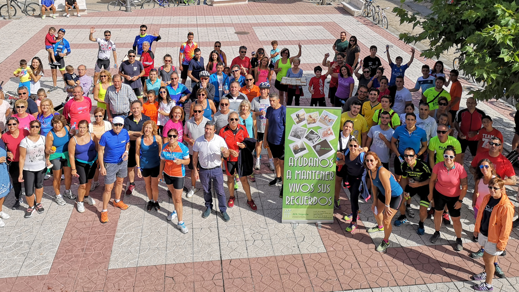 Garcillán solidario 1 Los participantes se hicieron la foto de familia en la plaza de Garcillán. / el adelantado