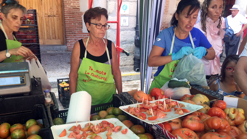Tomates de verdad en Martín Muñoz de las Posadas 1 Productores de la comarca exponen sus productos en la plaza. / el adelantado