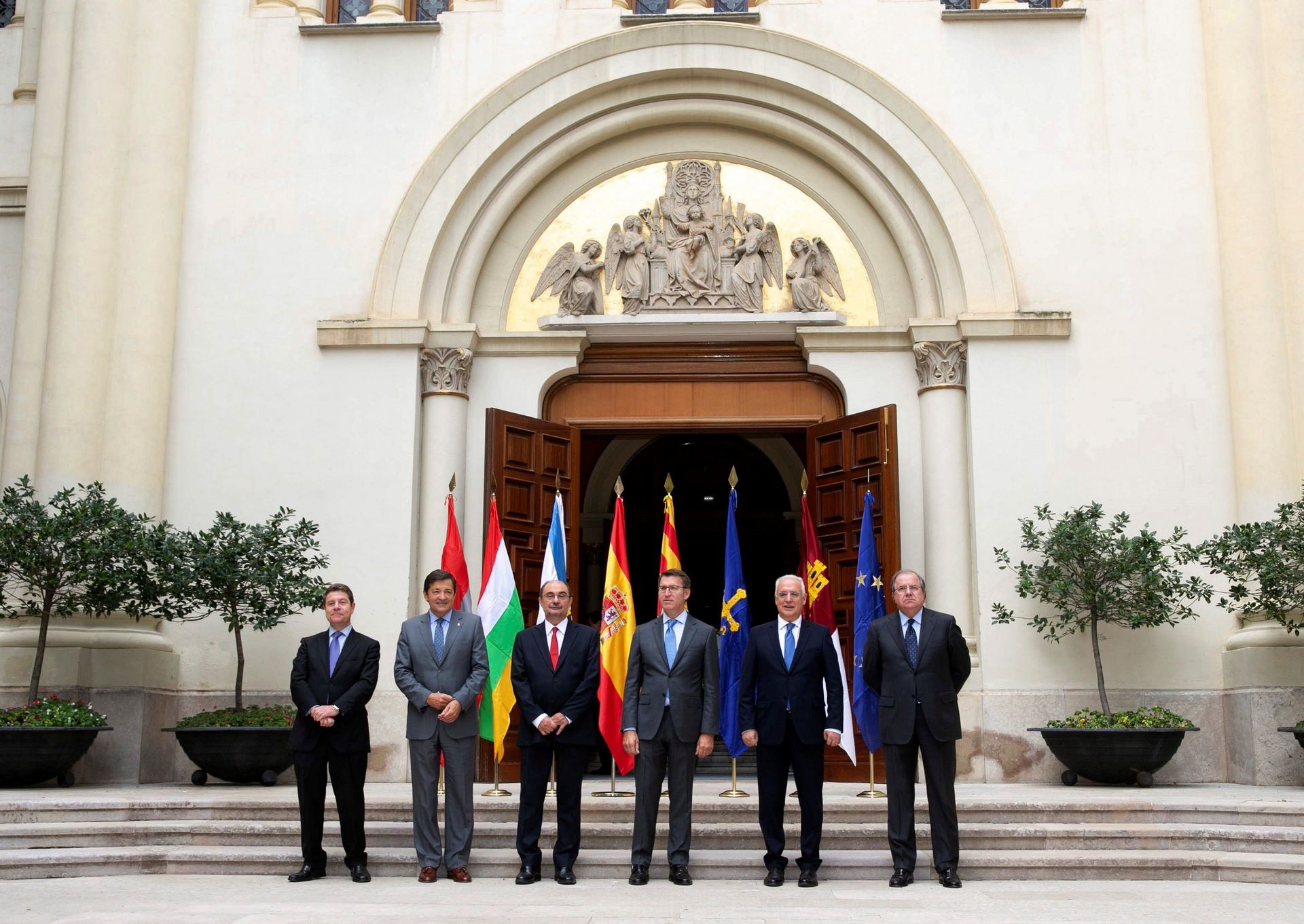 Aragón, La Rioja, Castilla y León, Castilla-La Mancha, Asturias y Galicia posan en Zaragoza. / EFE