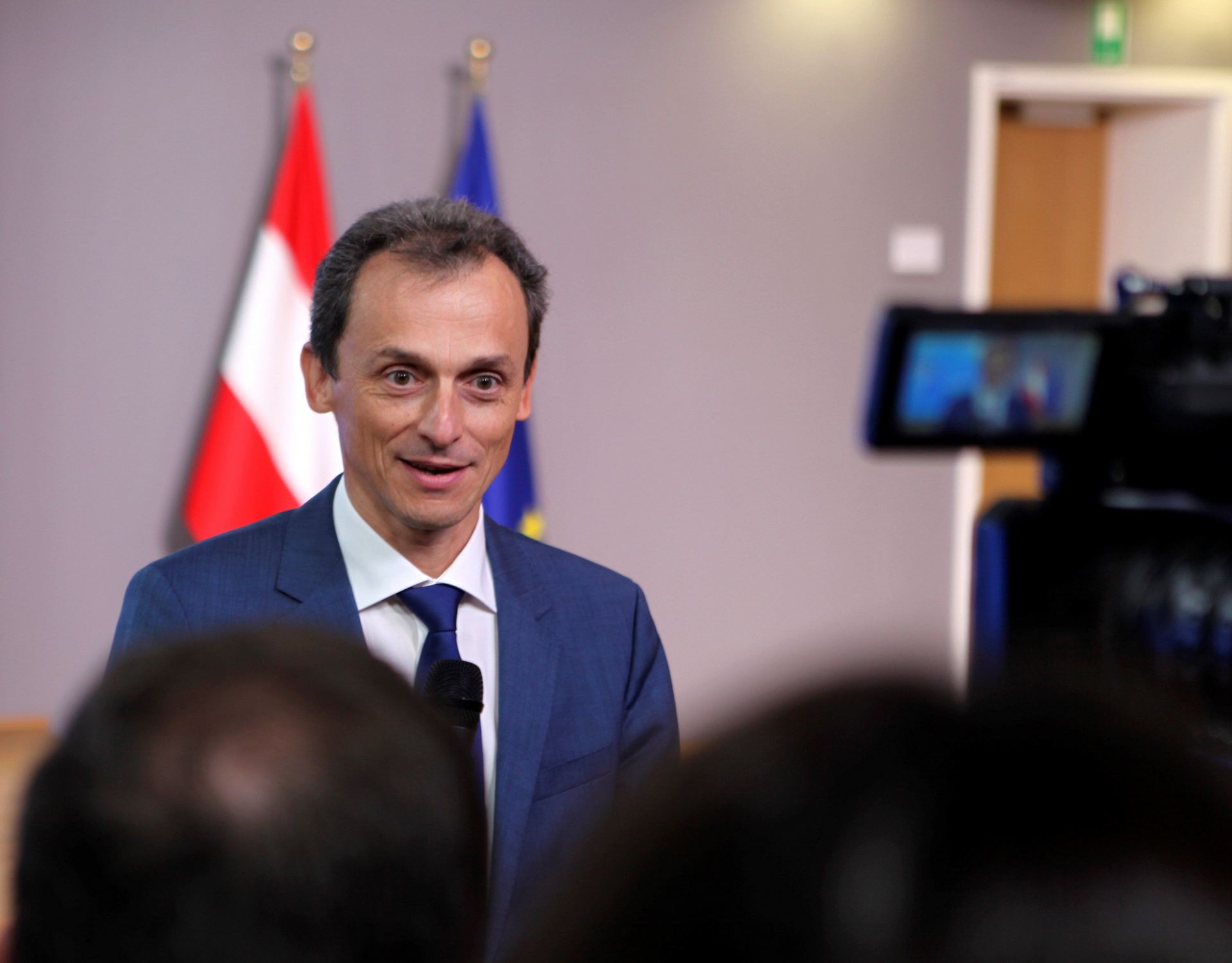 El ministro de Ciencia, Innovación y Universidades de España, Pedro Duque, habla con los medios de comunicación.