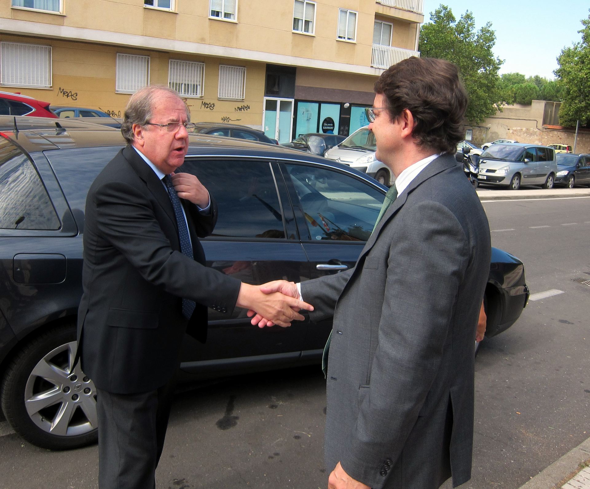 El presidente de la Junta, Juan Vicente Herrera, saluda al alcalde de Salamanca, Alfonso Fernández Mañueco.