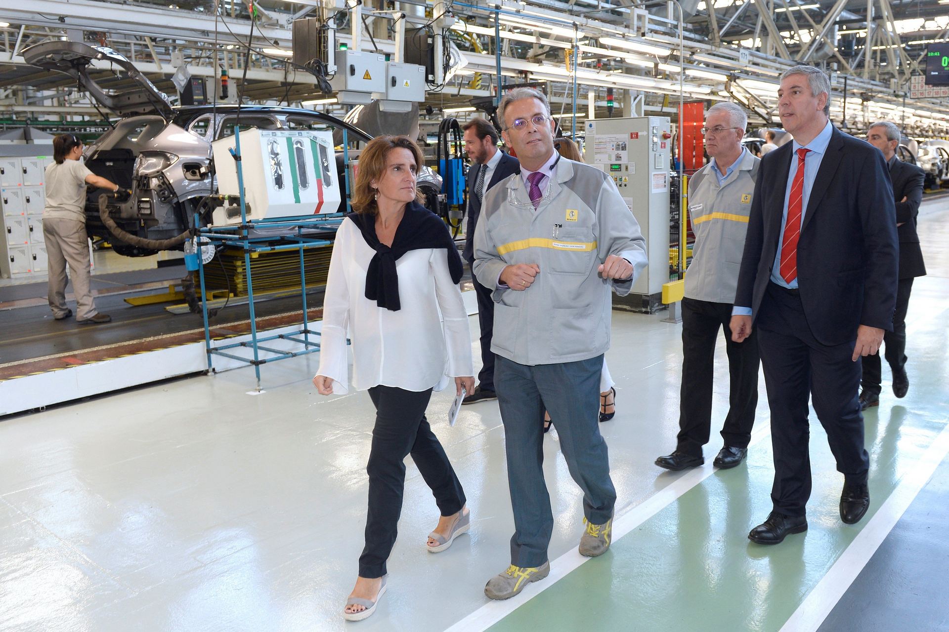 La ministra de Transición Ecológica, Teresa Ribera, durante su visita a las instalaciones de Renault.