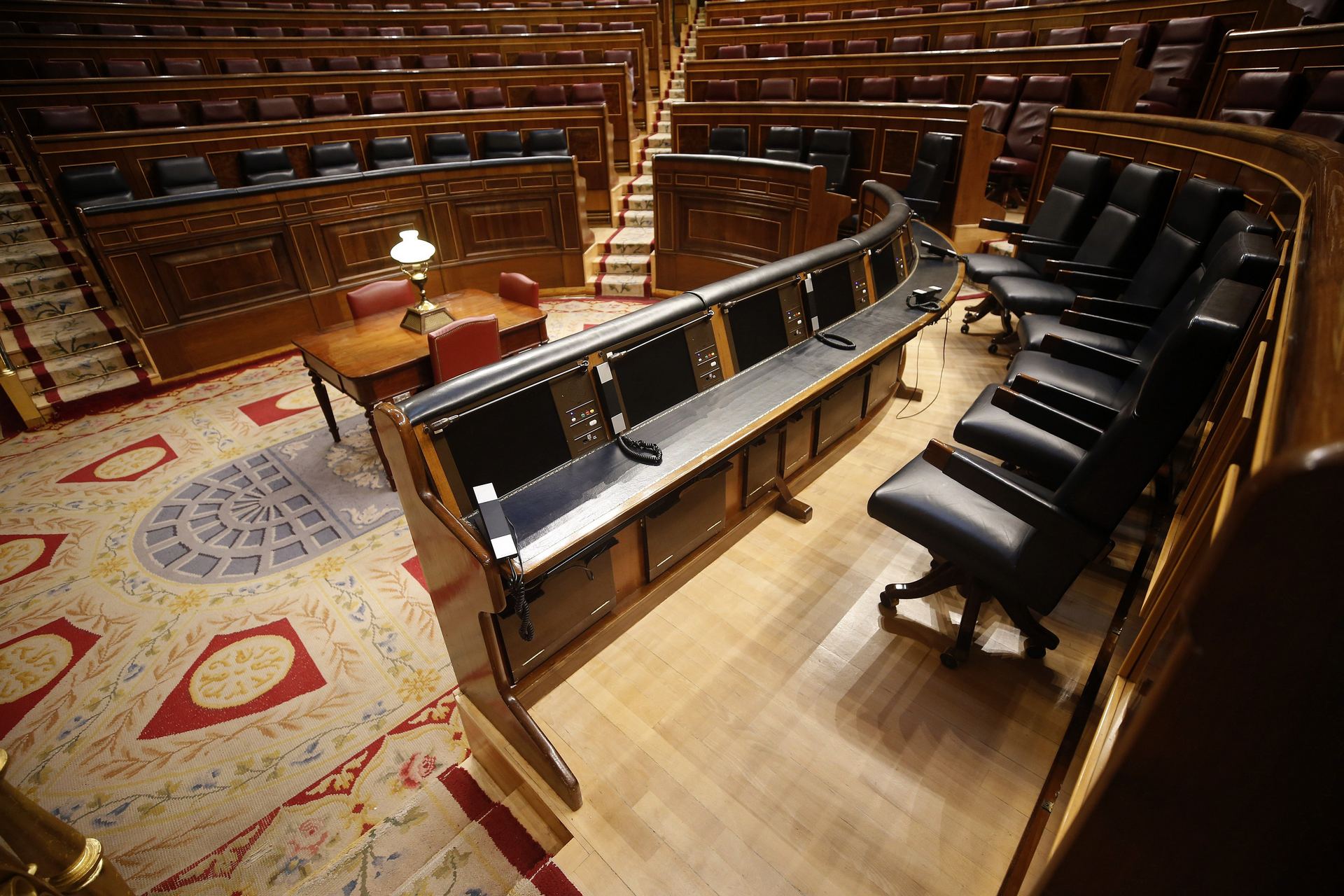 El banco azul del Congreso cambia de banda para acoger al Gobierno de Sánchez