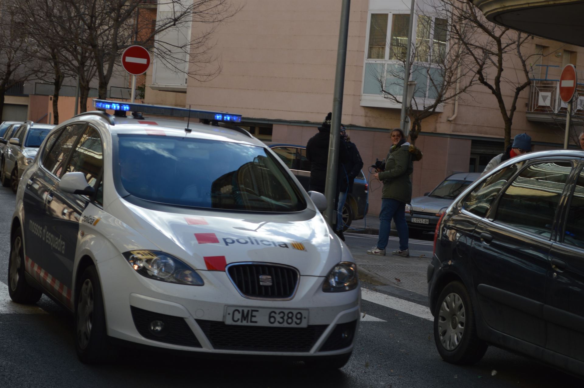 Los Mossos d’Esquadra trasladan al padre de Nadia a los juzgados durante una de las veces que lo requirió el magistrado.