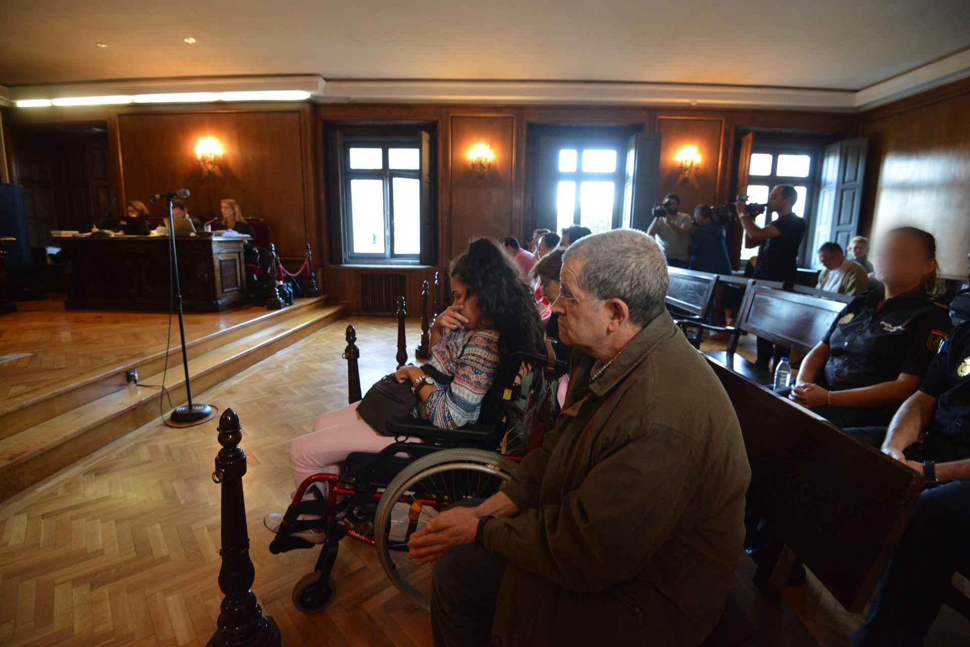 La acusada y víctima de la secta de los ‘Miguelianos’ acude a declarar al juzgado de Pontevedra.