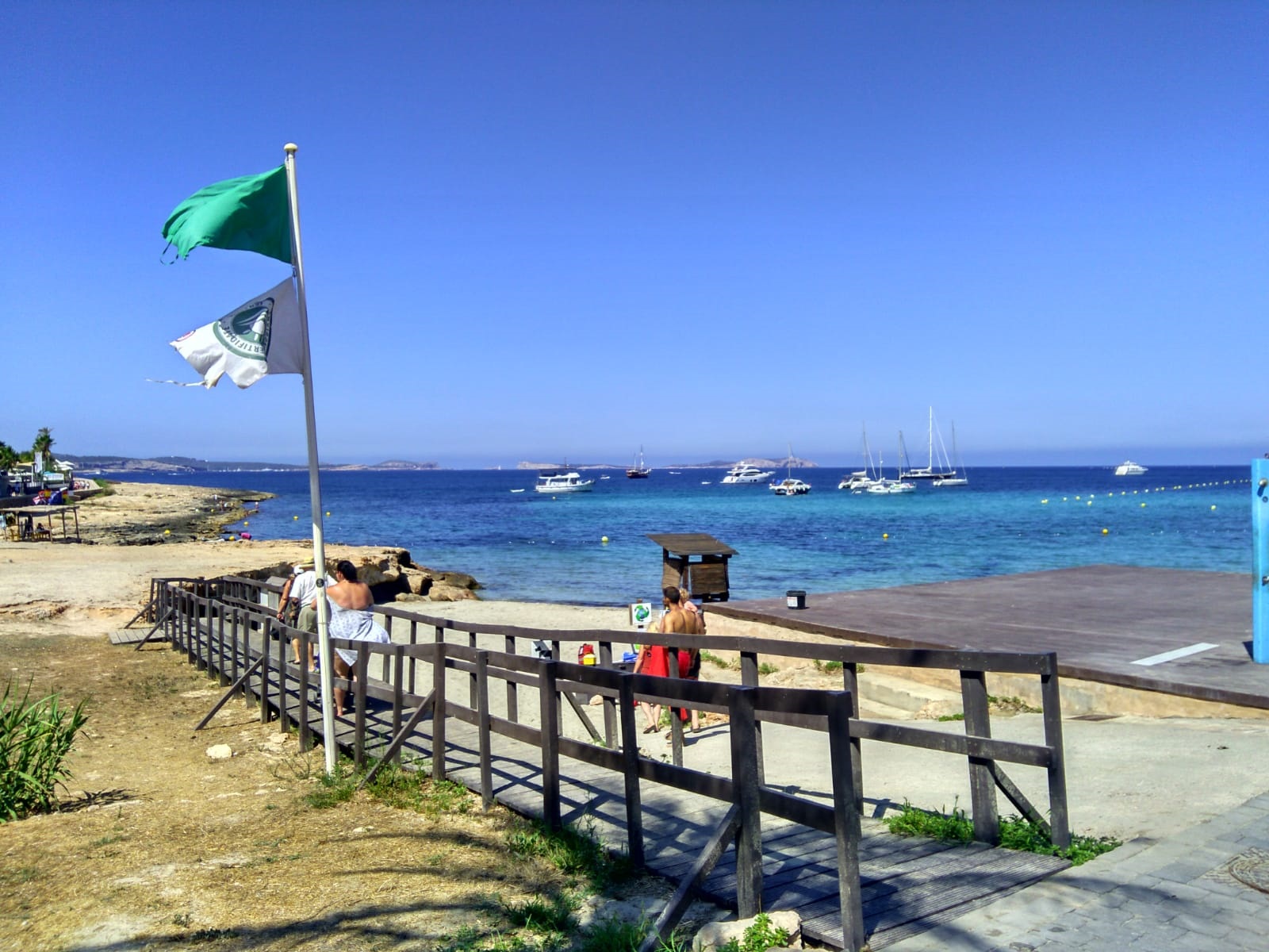 La playa sigue siendo el destino favorito de los viajeros en todas las comunidades autónomas consultadas.