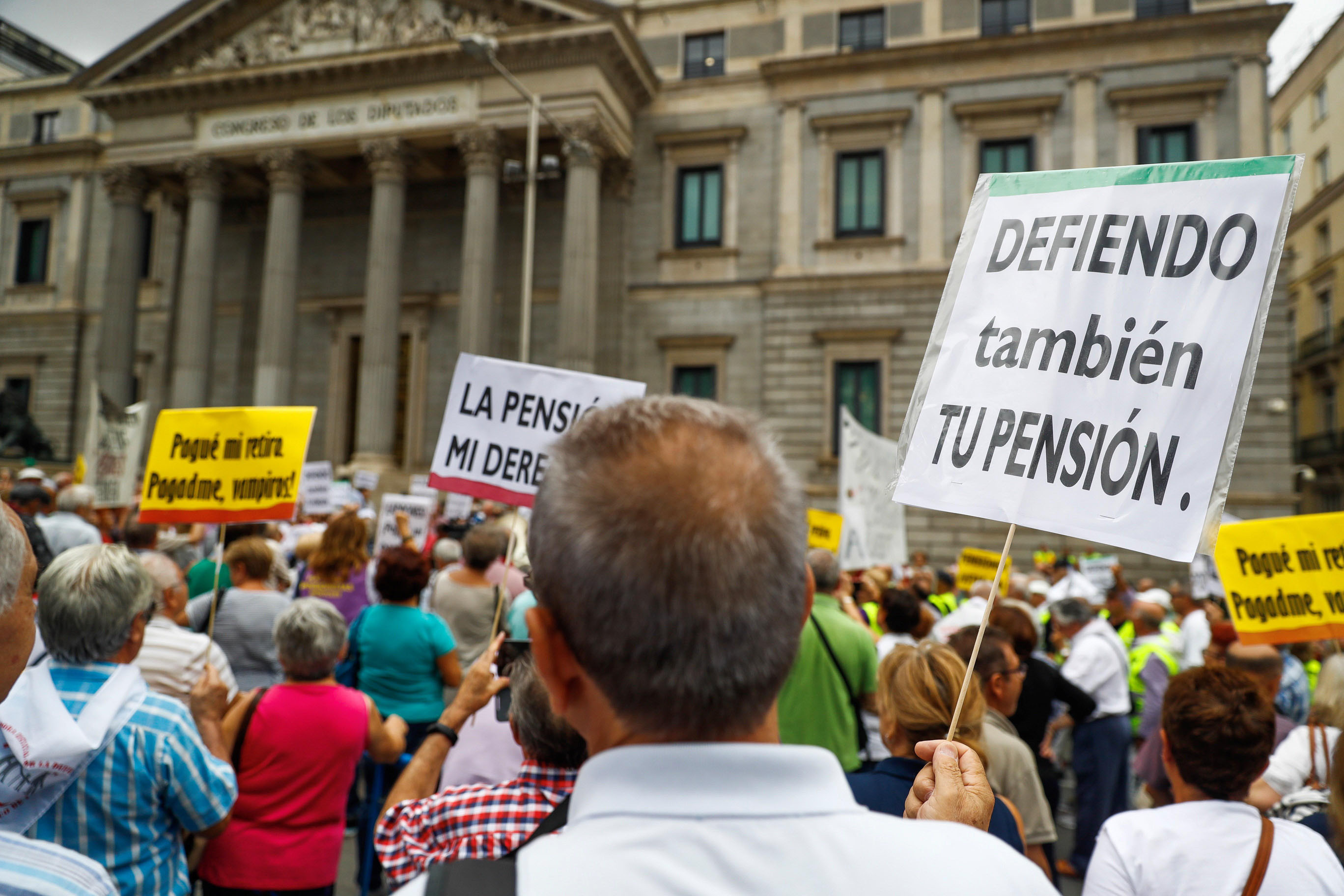 Un grupo de pensionistas volvió a manifestarse ayer frente al Congreso.