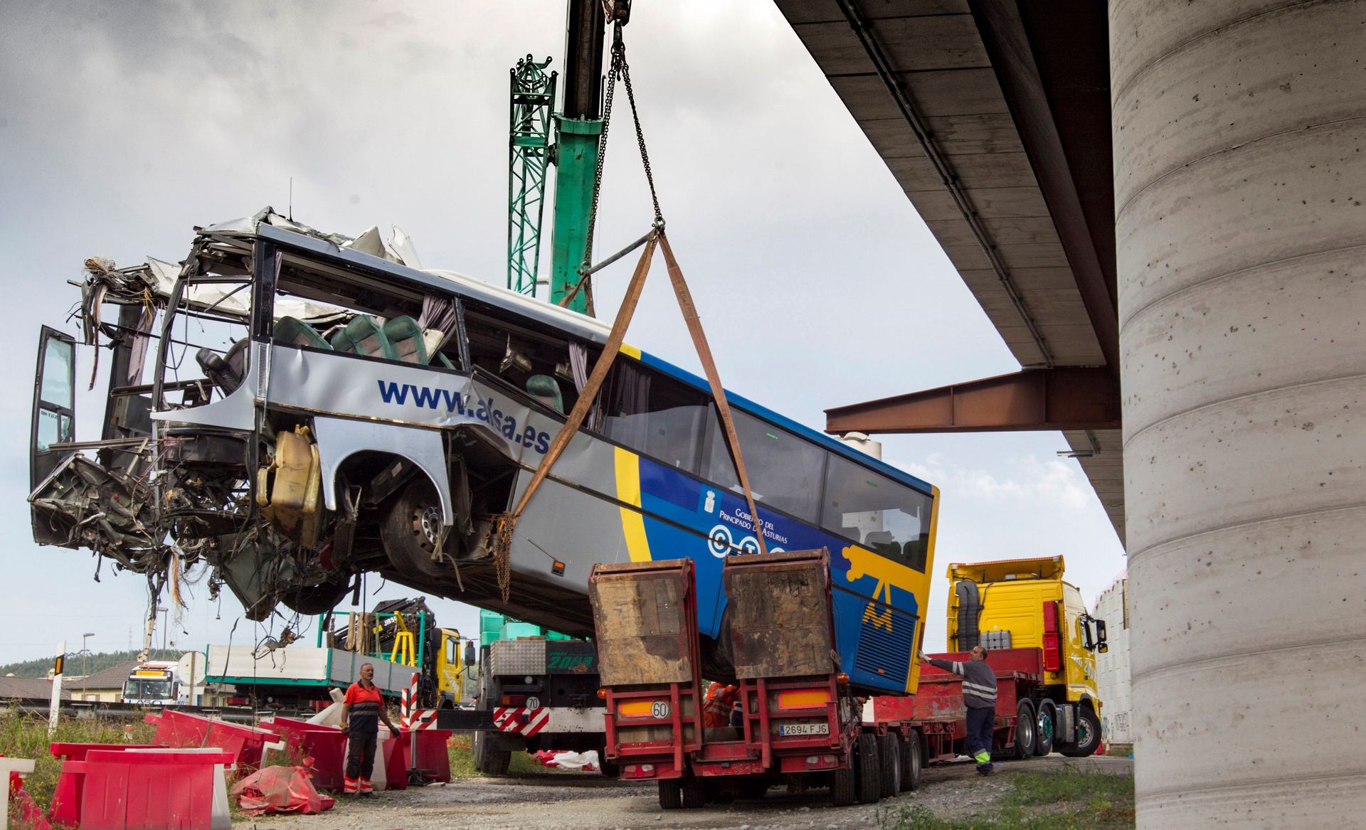 Una grúa retira los restos del autobús de la compañía ALSA que se empotró contra la pilastra de hormigón.