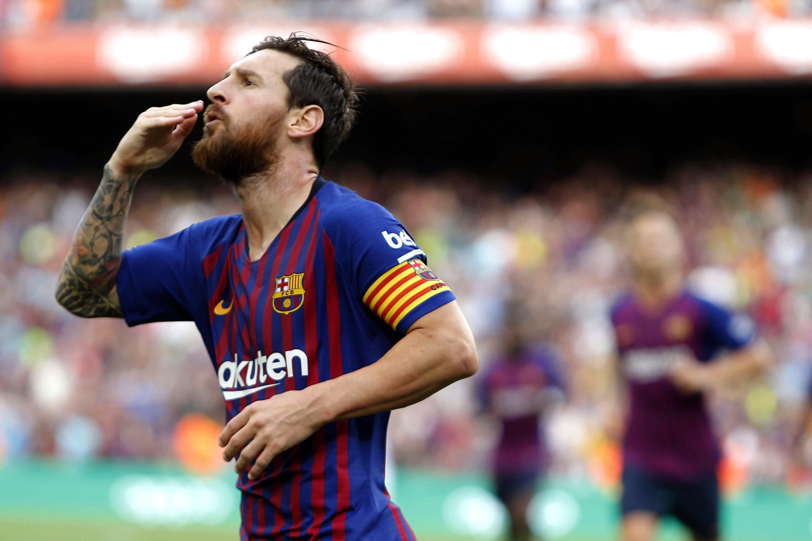 Messi celebra uno de sus dos tantos al Huesca para elevar su cuenta goleadora a cuatro en las tres primeras jornadas de la Liga.