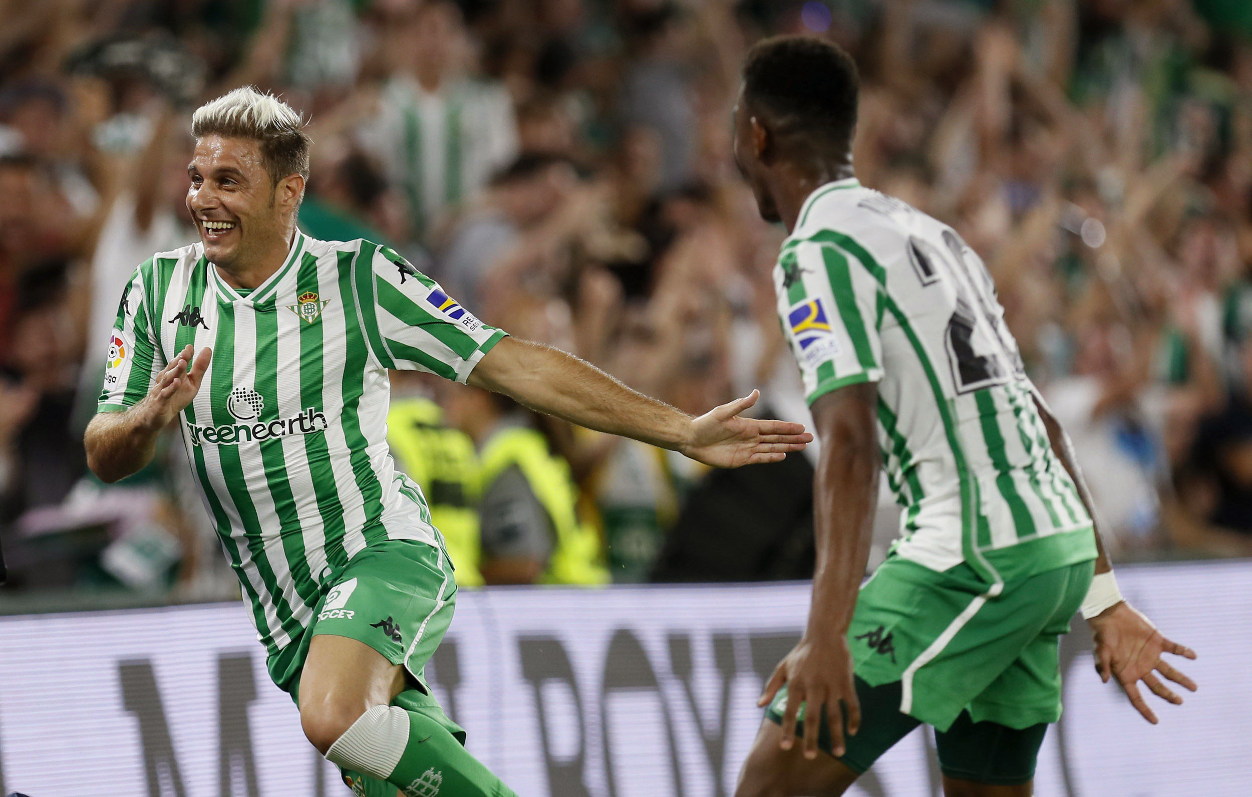 Joaquín, que había saltado al campo cinco minutos antes, celebra el gol de la victoria del Betis ante el Sevilla.