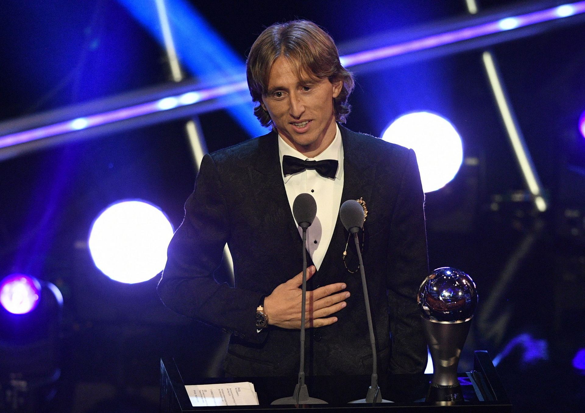 El jugador del Real Madrid y de la selección croata, Luka Modric, recibe el premio 'The Best'.