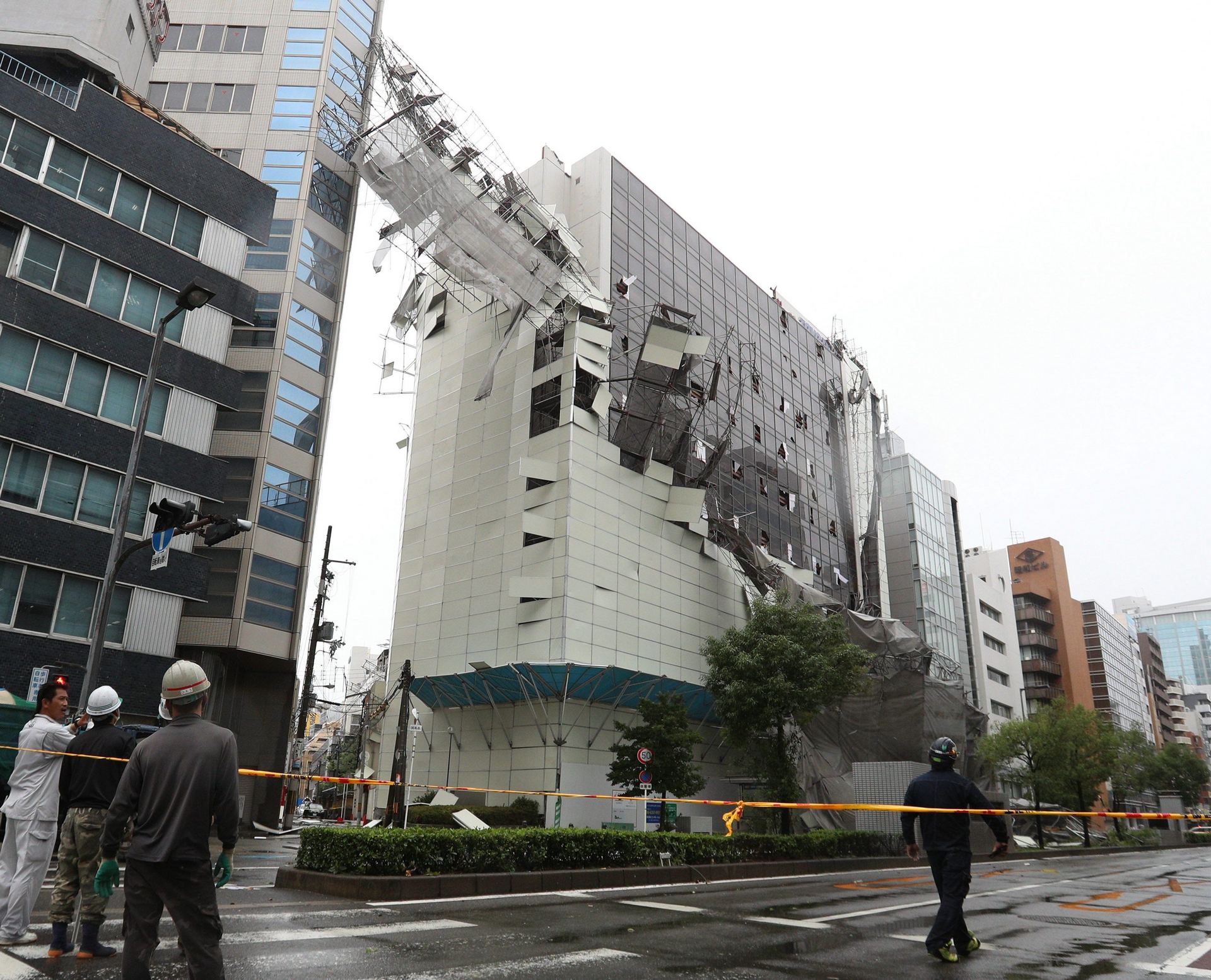 Varias personas observan el estado en el que quedó un edificio en la ciudad japonesa de Osaka.