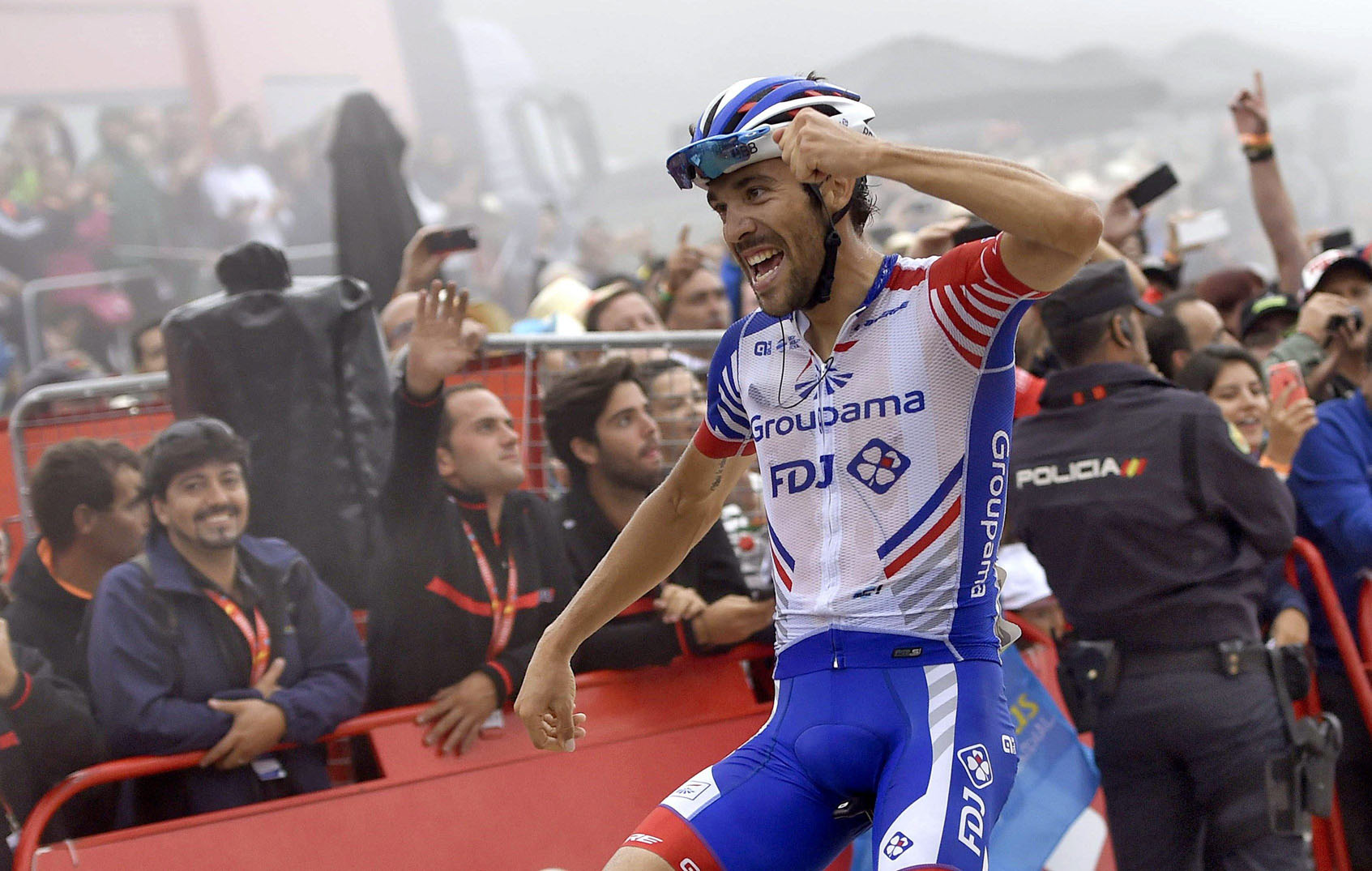 El ciclista francés Thibaut Pinot celebra su victoria en la cima de los Lagos de Covadonga.