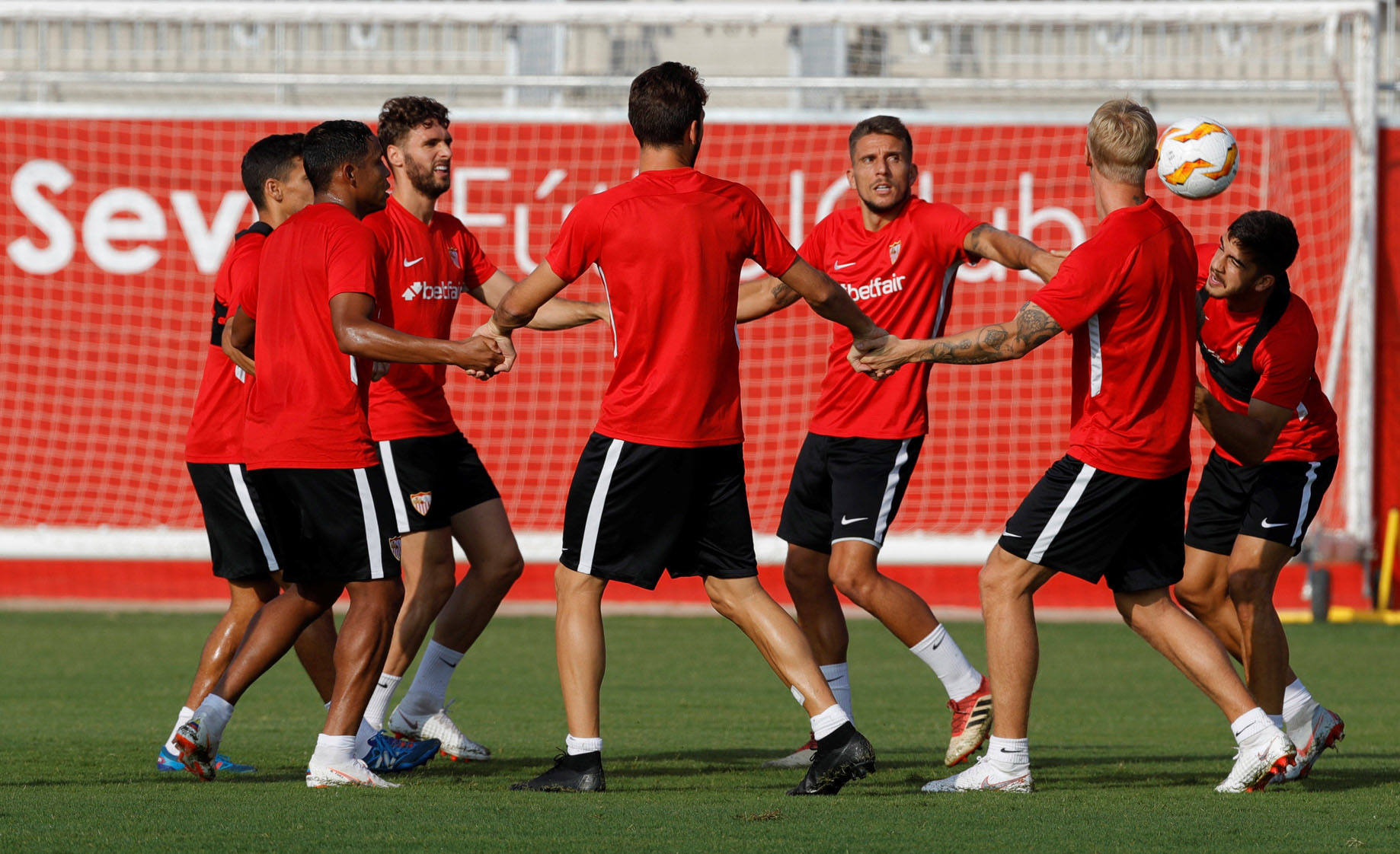 Los jugadores del Sevilla, durante un ejercicio del entrenamiento previo al partido contra el Standard de Lieja.