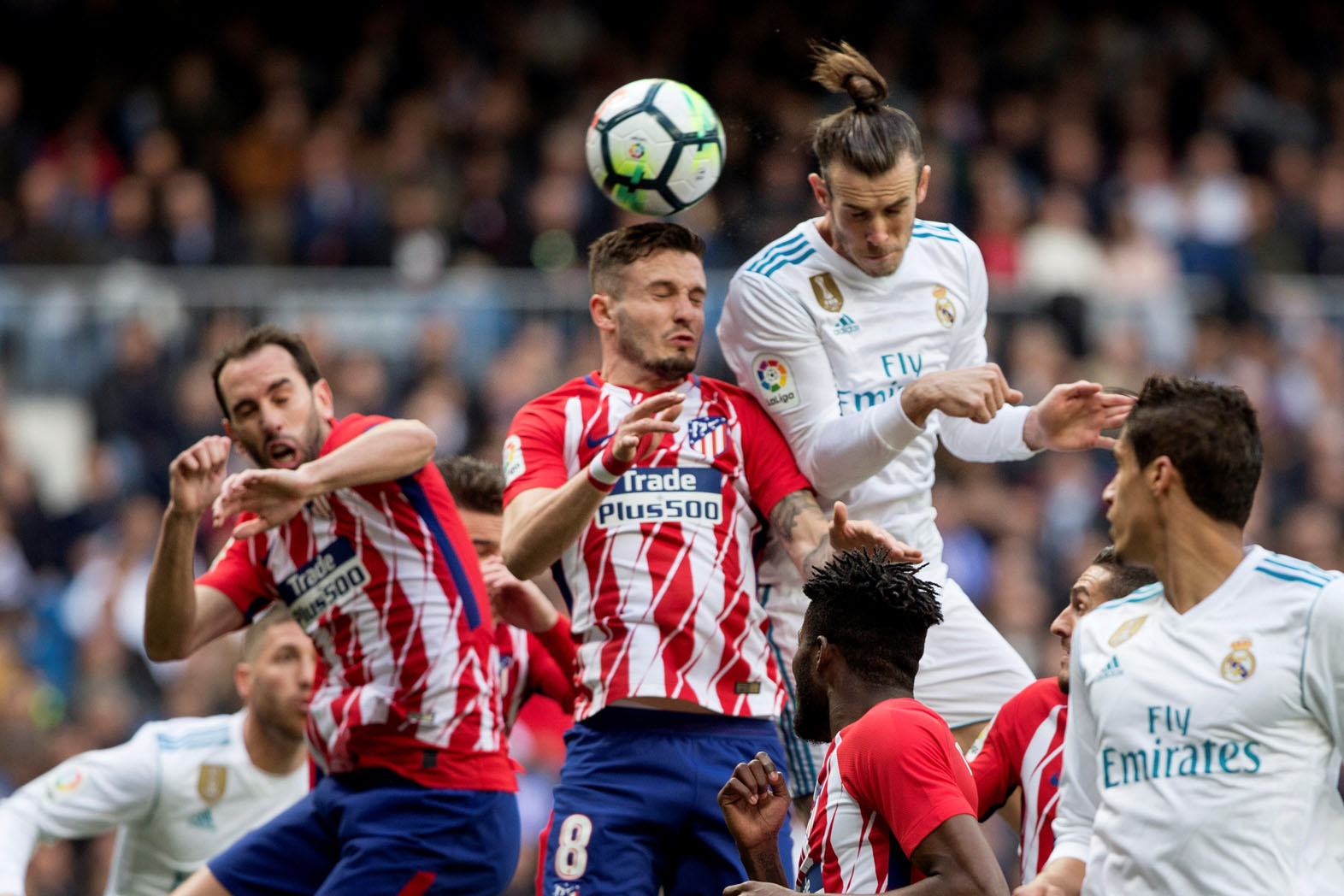 Saúl Ñíguez y Gareth Bale saltan a por un balón durante un derbi liguero de la pasada temporada.