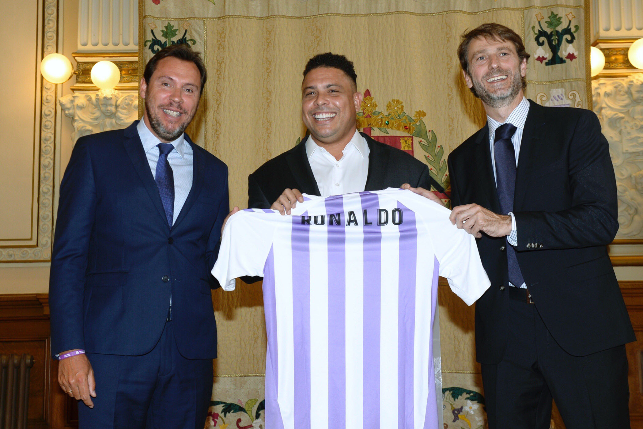 Ronaldo, junto a Óscar Puente (izq) y Carlos Suárez (dcha).