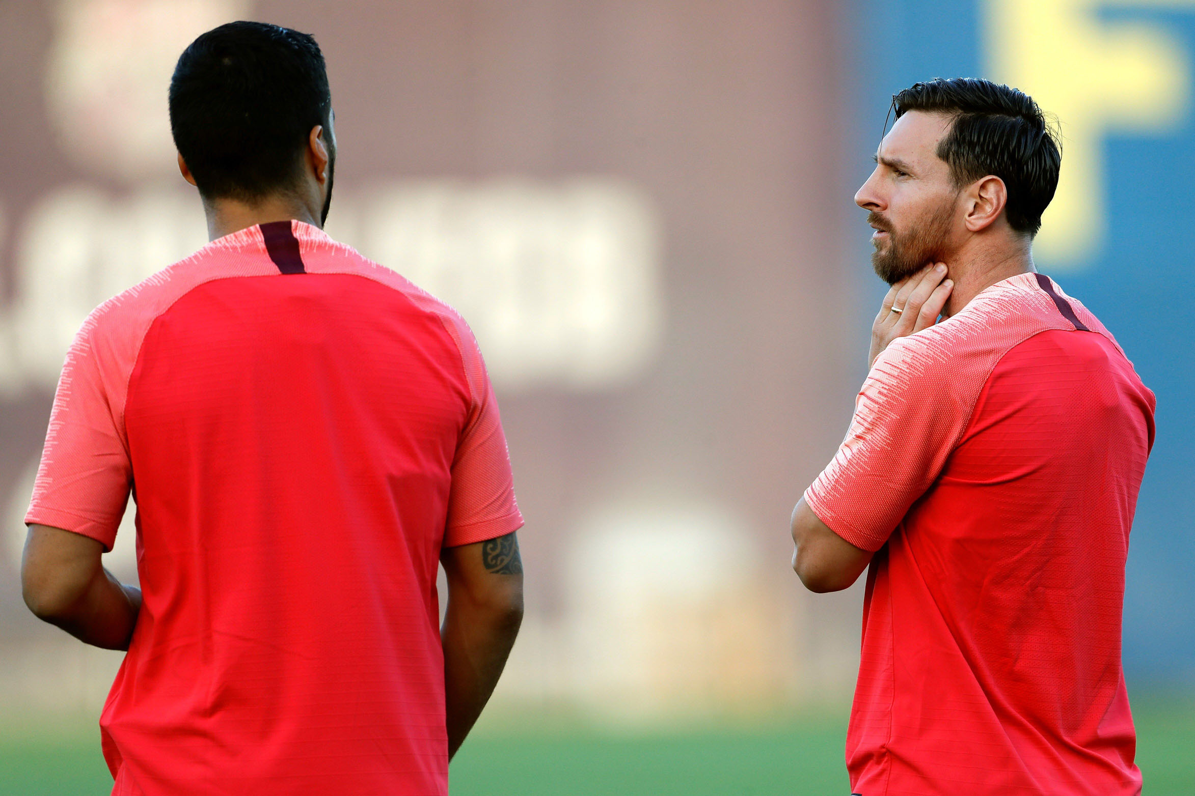 Leo Messi (dcha), en el entrenamiento de ayer junto a Luis Suárez, su principal socio en las labores ofensivas del FC Barcelona.