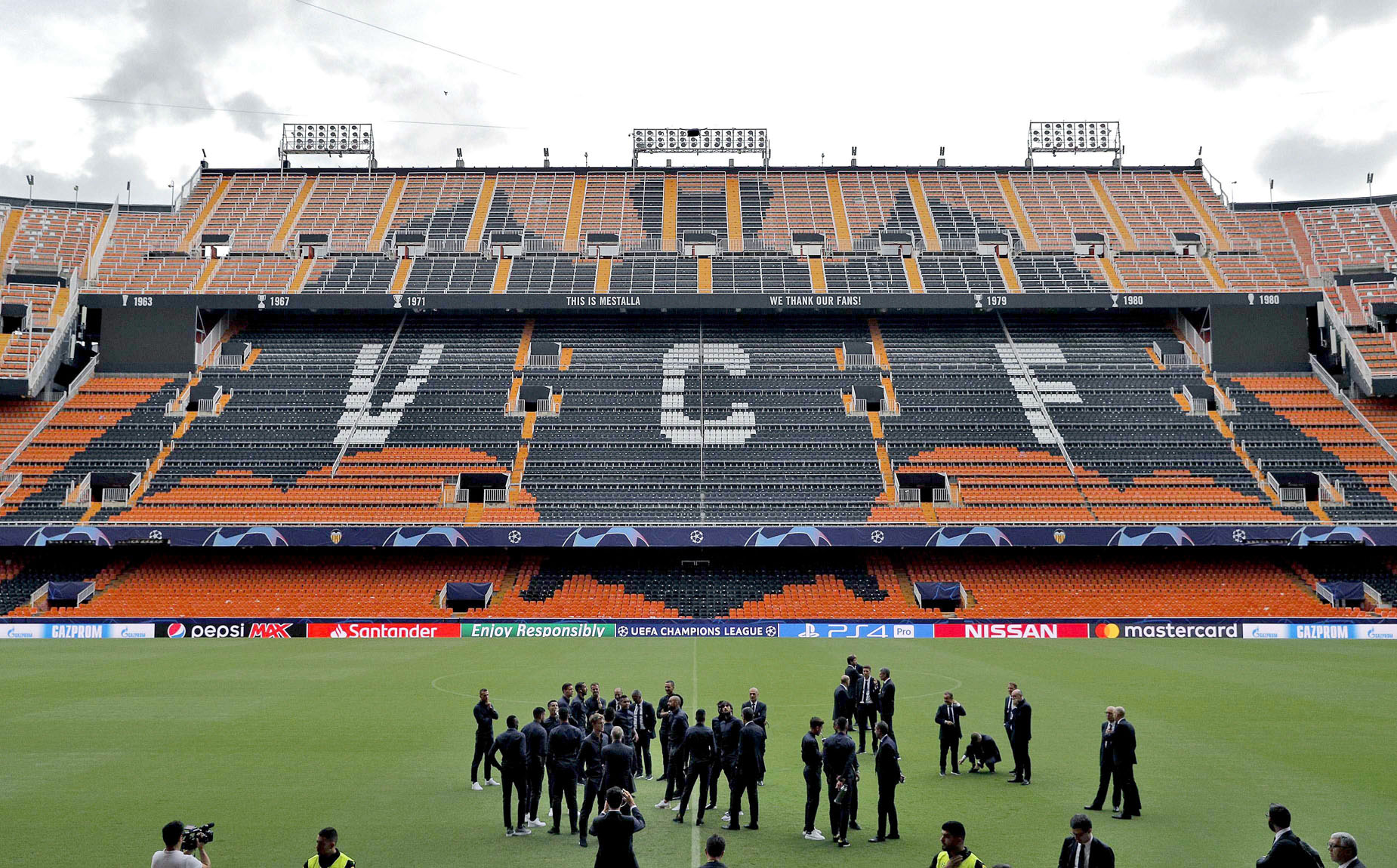 Los jugadores de la Juventus pisan el césped de Mestalla antes de enfrentarse esta noche al Valencia.