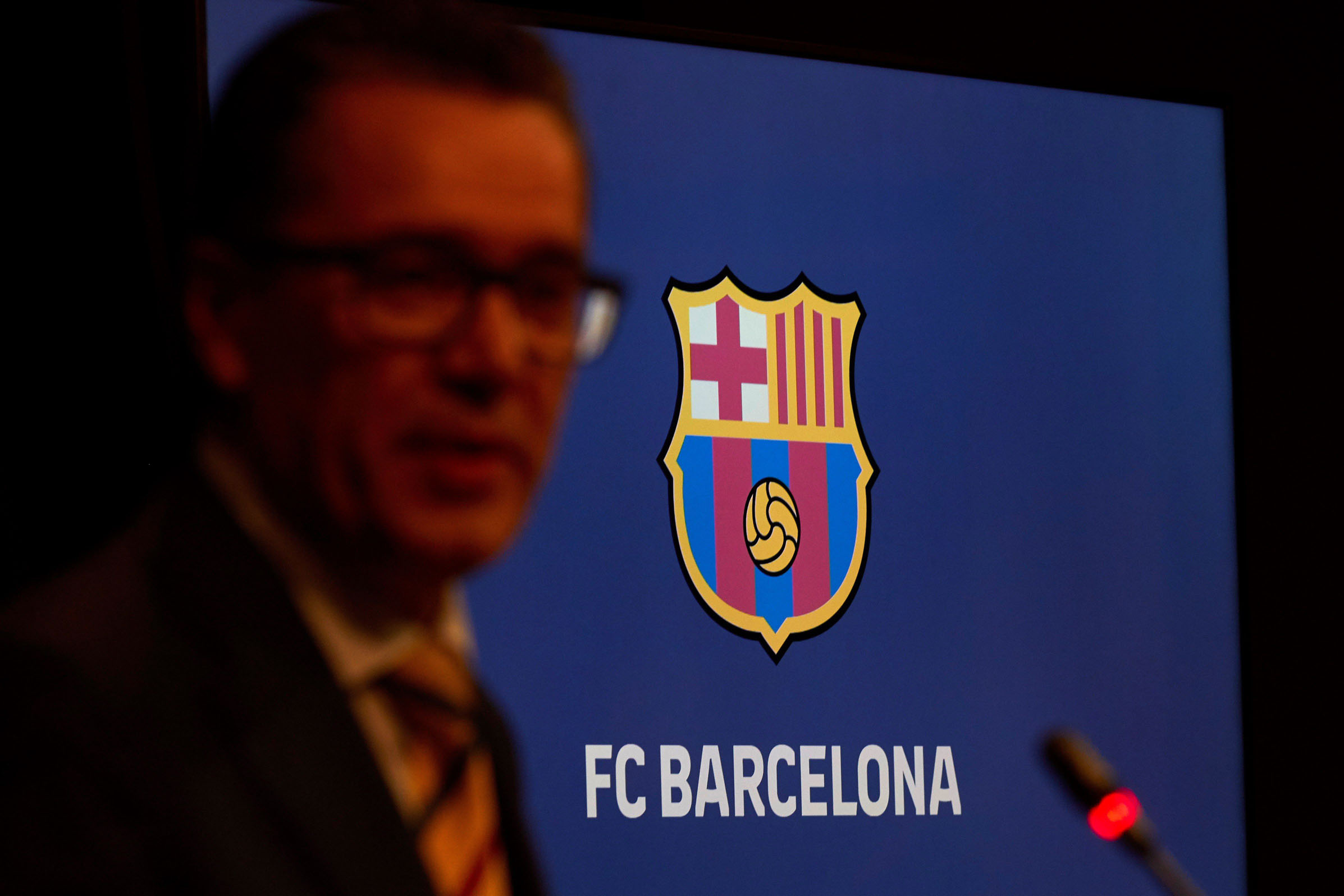 El portavoz de la junta directiva del FC Barcelona, Josep Vives, durante la presentación del nuevo escudo del club.