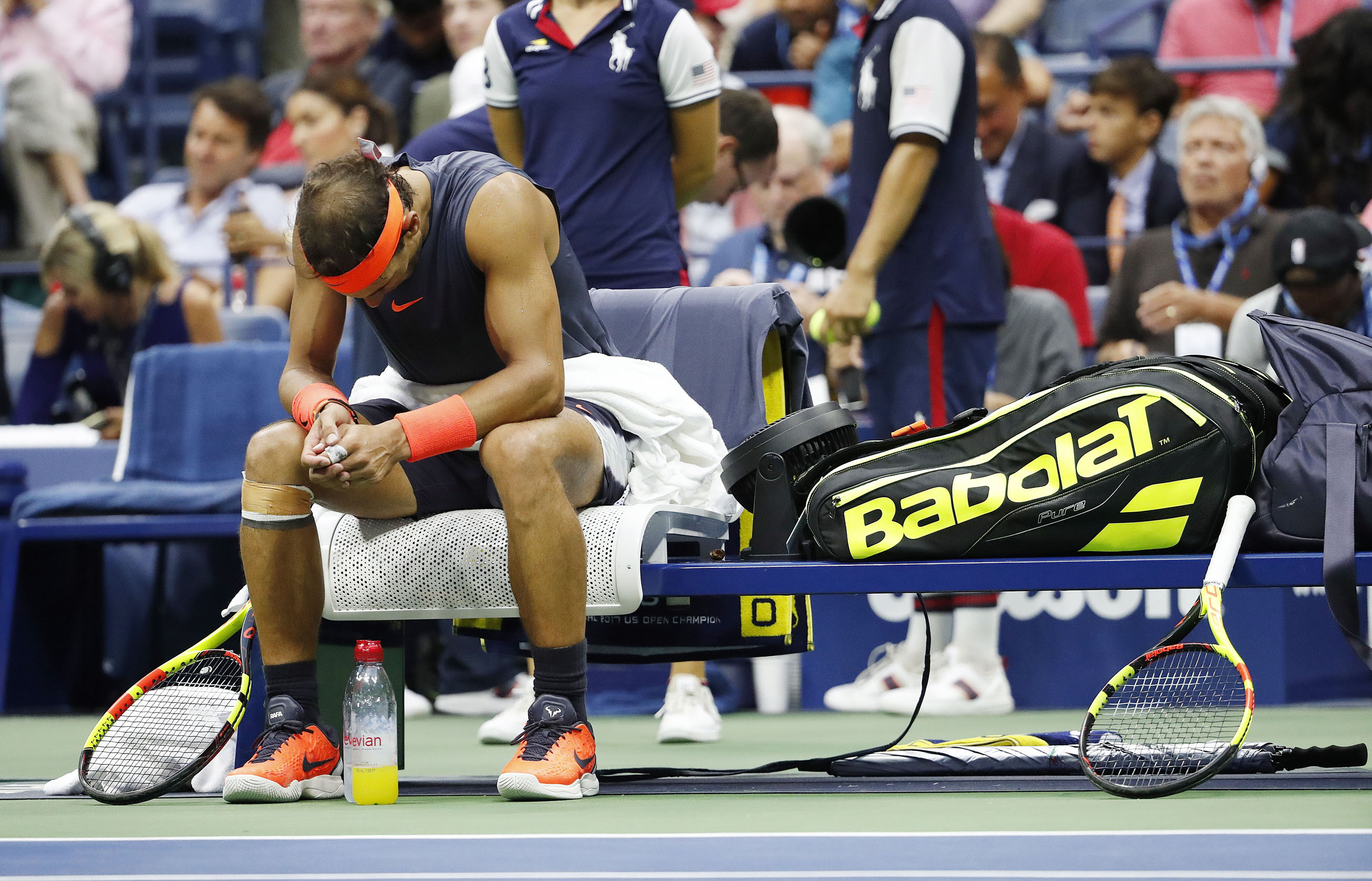 Rafa Nadal se lamenta en el banquillo después de tener que abandonar por problemas en la rodilla contra Del Potro en semifinales del US Open.