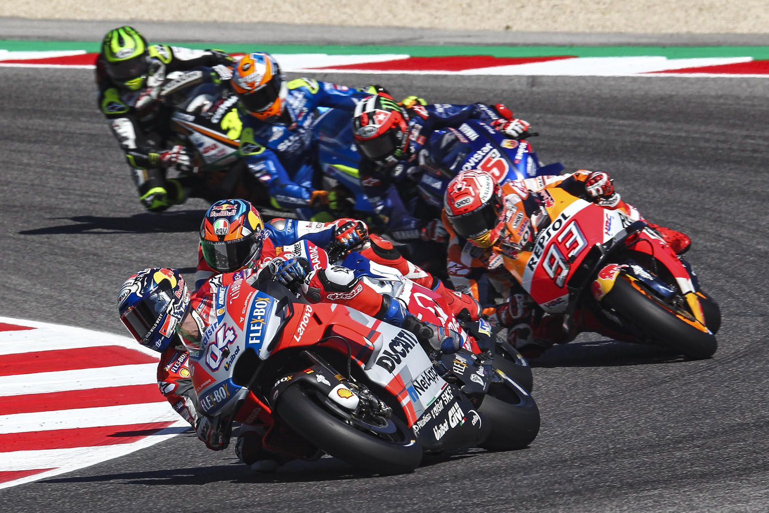 Andrea Dovizioso rueda en cabeza del Gran Premio de San Marino por delante de los españoles Jorge Lorenzo y Marc Márquez.