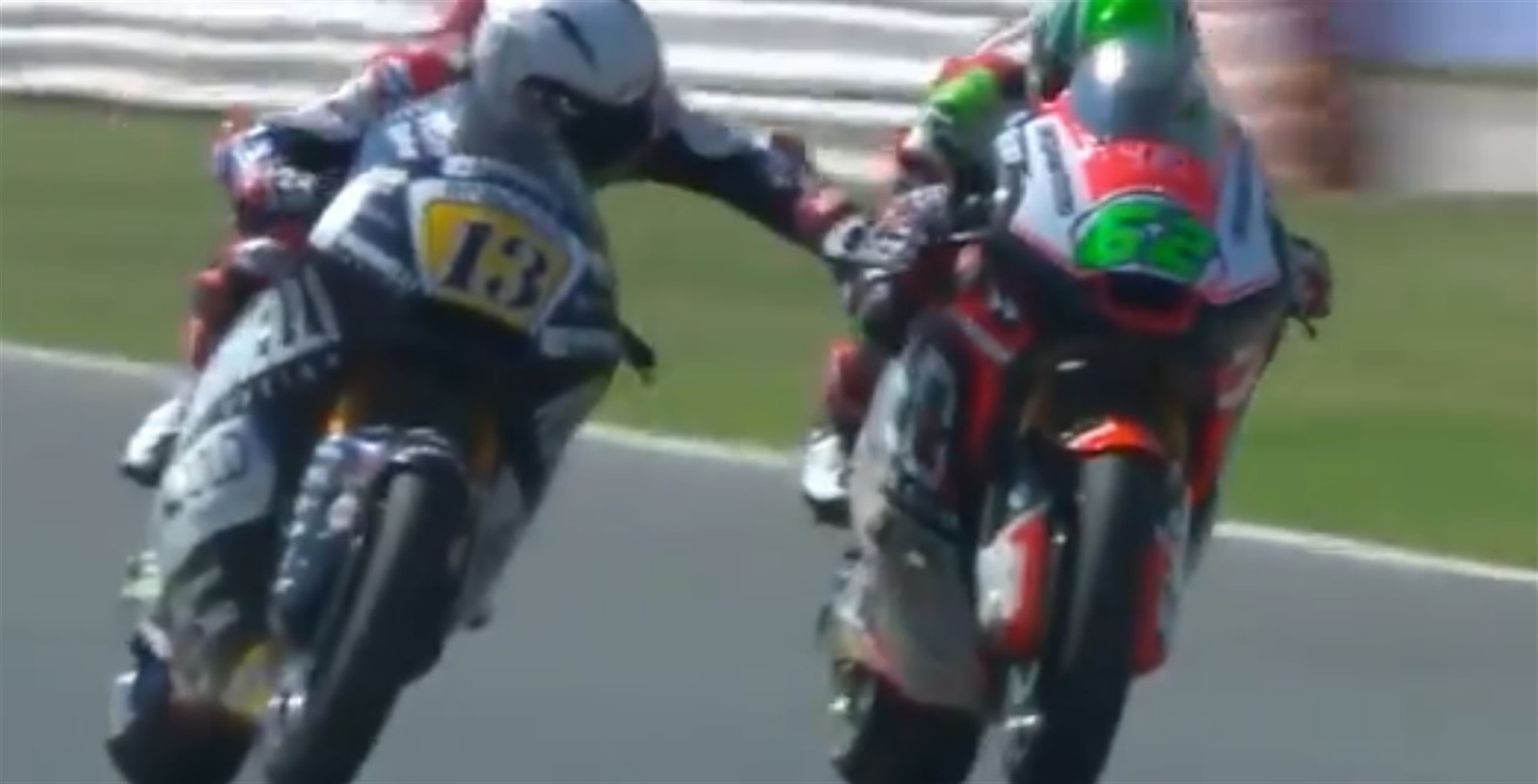 Fenati toca el freno de Manzi durante la carrera en Misano.