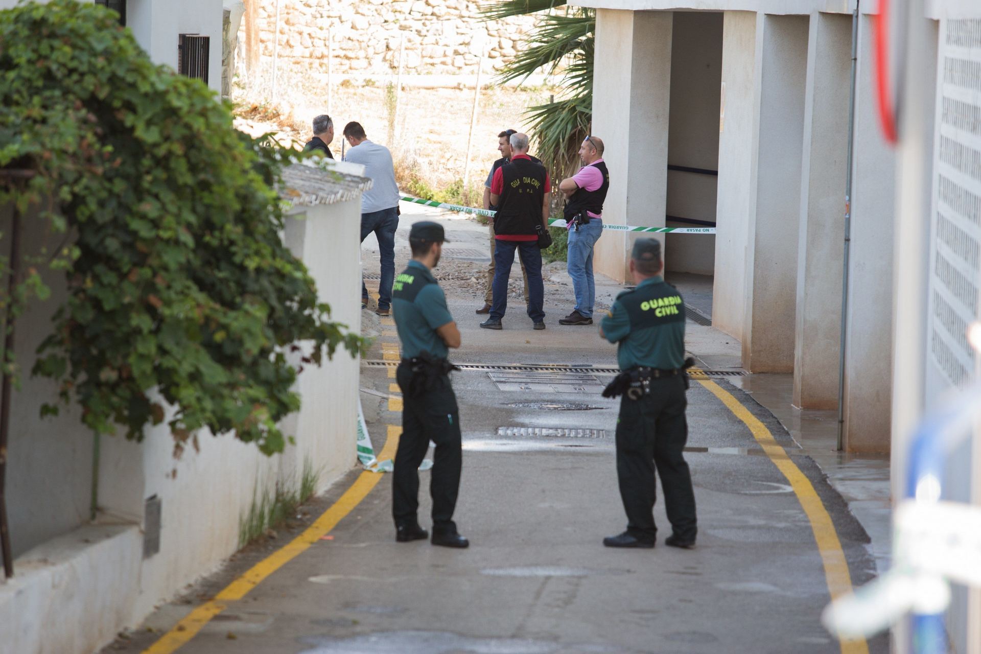 La Guardia Civil custodia la vivienda donde apareció el cadáver de la mujer asesinada por su pareja.