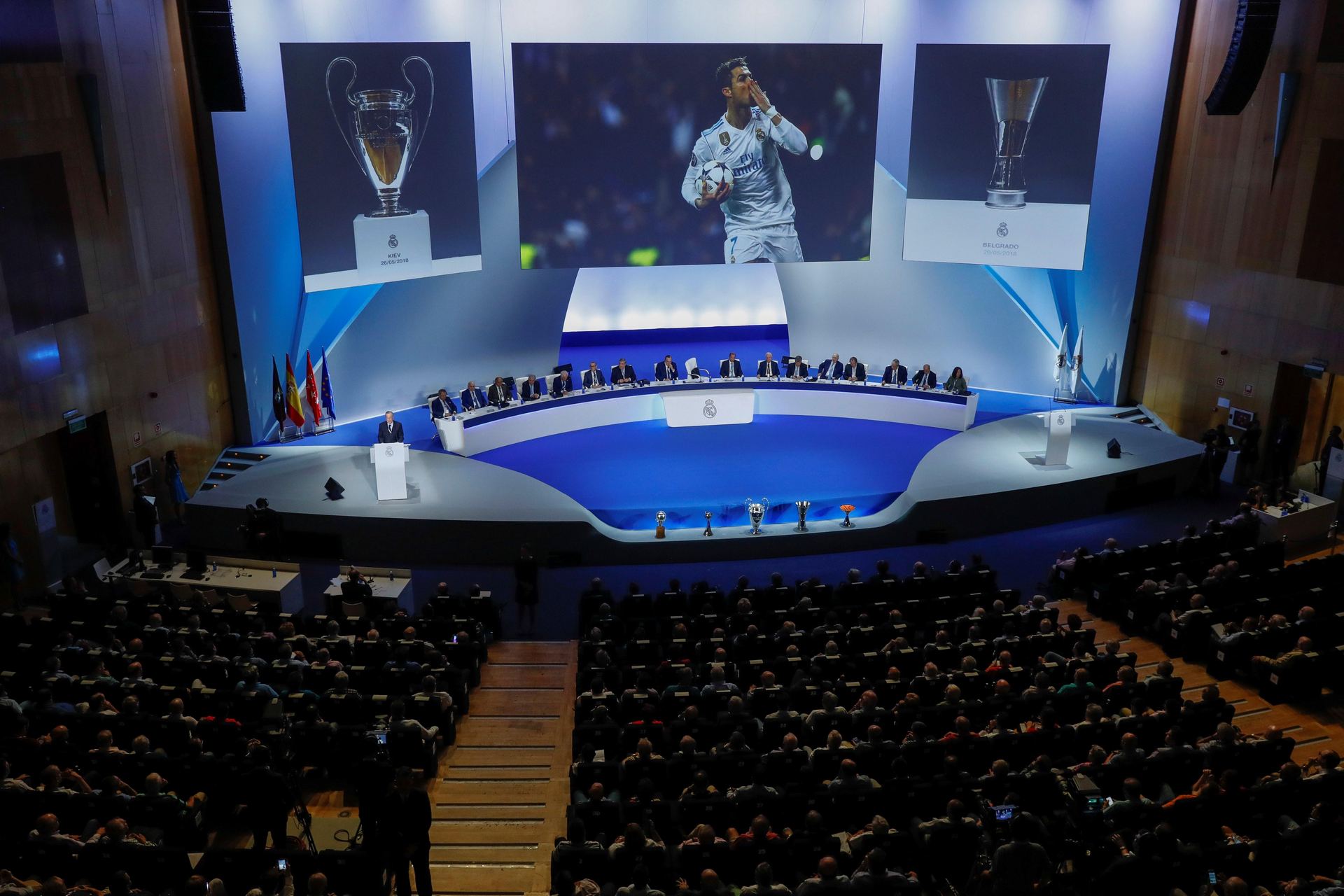 Los socios del Real Madrid dan luz verde a la reforma del Bernabéu 1 Un total de 1.017 votos a favor de los socios madridistas fueron suficientes para autorizar la reforma del estadio.