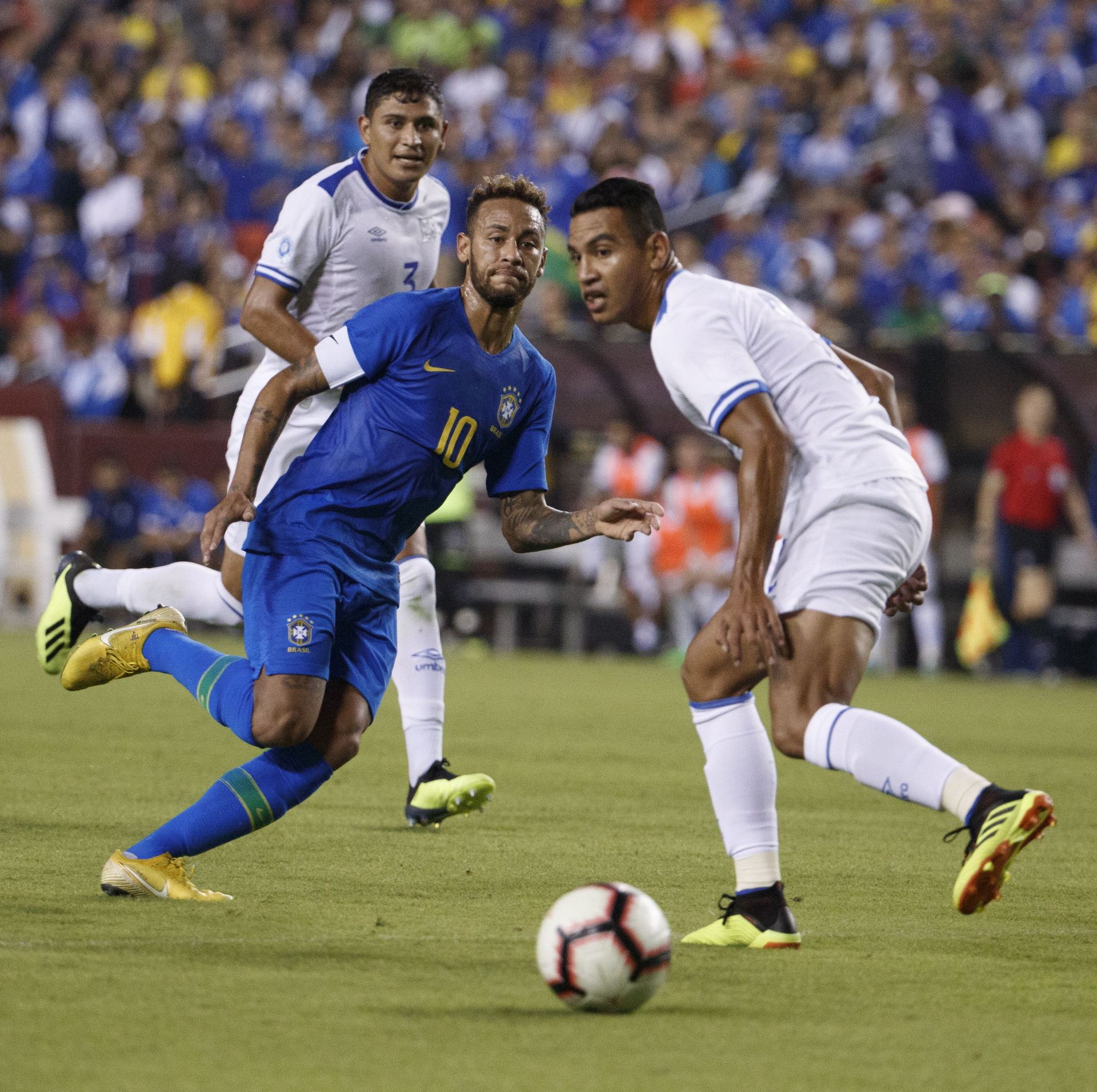 El brasileño Neymar Jr. intenta zafarse de varios rivales.