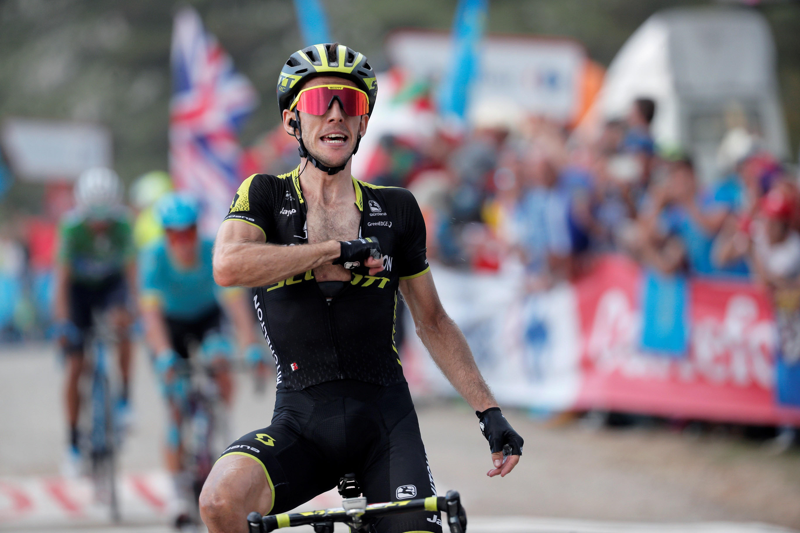 Simon Yates celebra su victoria en Les Praeres con un ataque definitivo a menos de un kilómetro de la meta.