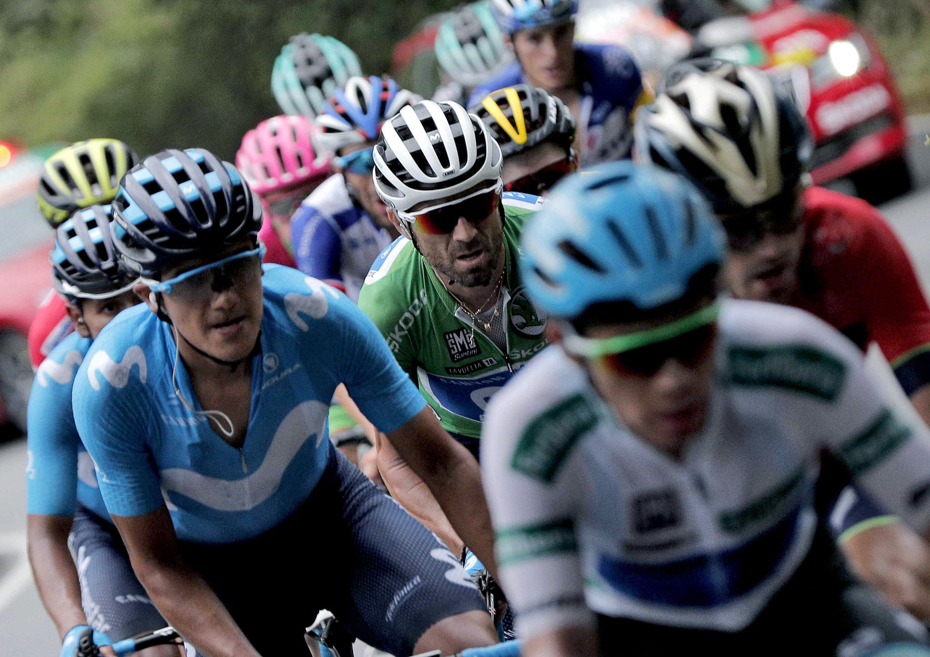 Alejandro Valverde (en el centro, con el maillot verde) es la esperanza española para ganar esta Vuelta.