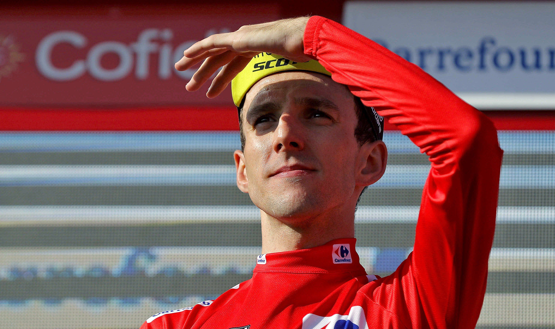 Simon Yates, en el podio después de aumentar su renta al frente de la general sobre sus principales rivales.